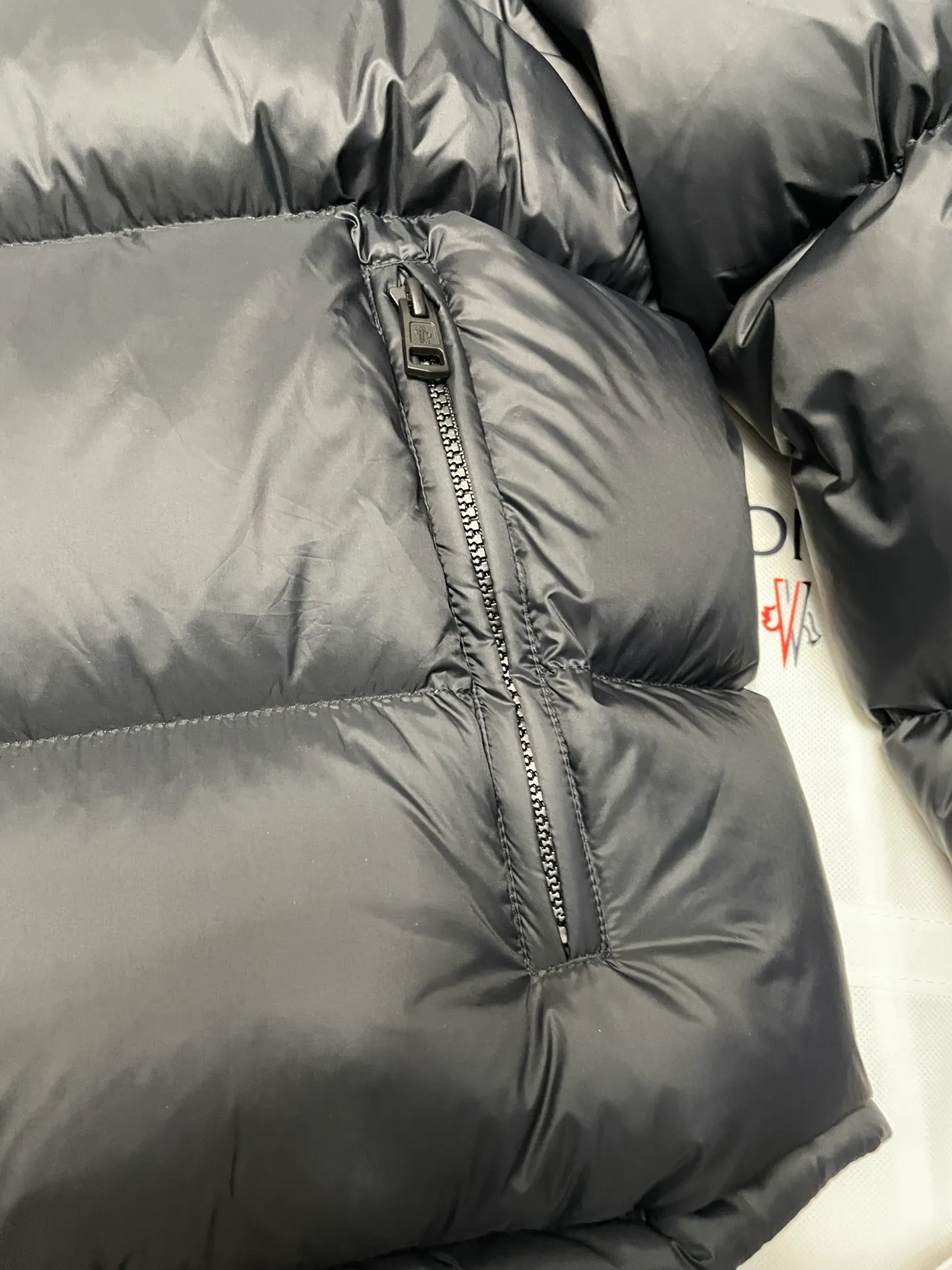 P780 Premium down ⬆️Moncler Cyclone 2-in-1 down jacket. ⚠️Goose down filling, small size filling 320g➕, easy to wear in winter in one piece. Changeable/jacket/hooded vest/stand collar vest/hooded down jacket. The Cyclone down jacket is equipped with detachable sleeves and can be worn as a vest or jacket.  The Cyclone down jacket is a modern take on the classic silhouette of the 1980s, with a new, simple silhouette. This short down jacket is made from nylon and features easily removable sleeves, allowing you to convert the jacket into a vest. A removable hood and contrast lining complete the design. Details •Made from nylon fabric •Nylon laqué lining •Down filling •Removable hood and sleeves •Zip and snap closure •Zip pockets •Elastic cuffs •Elastic drawstring hem Size : 1-5 Black Chocolate Couple.