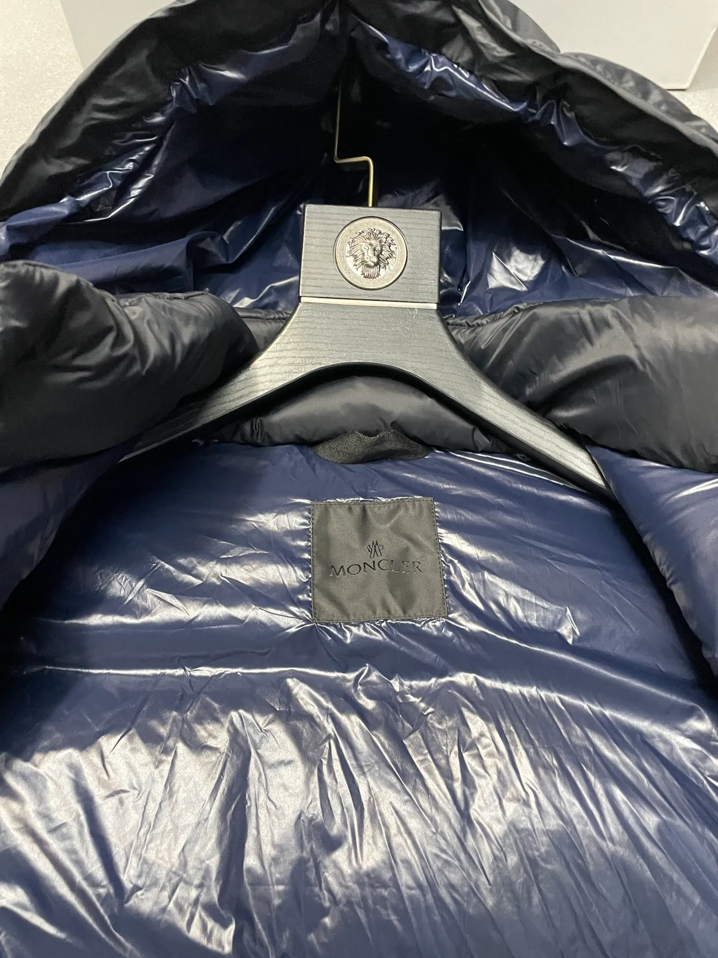 P780 Premium down ⬆️Moncler Cyclone 2-in-1 down jacket. ⚠️Goose down filling, small size filling 320g➕, easy to wear in winter in one piece. Changeable/jacket/hooded vest/stand collar vest/hooded down jacket. The Cyclone down jacket is equipped with detachable sleeves and can be worn as a vest or jacket.  The Cyclone down jacket is a modern take on the classic silhouette of the 1980s, with a new, simple silhouette. This short down jacket is made from nylon and features easily removable sleeves, allowing you to convert the jacket into a vest. A removable hood and contrast lining complete the design. Details •Made from nylon fabric •Nylon laqué lining •Down filling •Removable hood and sleeves •Zip and snap closure •Zip pockets •Elastic cuffs •Elastic drawstring hem Size : 1-5 Black Chocolate Couple.