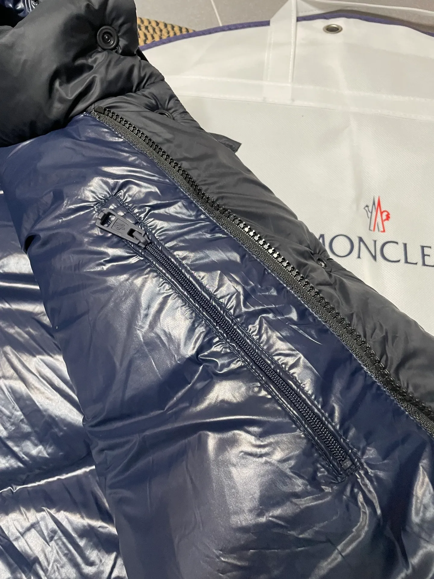 P780 Premium down ⬆️Moncler Cyclone 2-in-1 down jacket. ⚠️Goose down filling, small size filling 320g➕, easy to wear in winter in one piece. Changeable/jacket/hooded vest/stand collar vest/hooded down jacket. The Cyclone down jacket is equipped with detachable sleeves and can be worn as a vest or jacket.  The Cyclone down jacket is a modern take on the classic silhouette of the 1980s, with a new, simple silhouette. This short down jacket is made from nylon and features easily removable sleeves, allowing you to convert the jacket into a vest. A removable hood and contrast lining complete the design. Details •Made from nylon fabric •Nylon laqué lining •Down filling •Removable hood and sleeves •Zip and snap closure •Zip pockets •Elastic cuffs •Elastic drawstring hem Size : 1-5 Black Chocolate Couple.