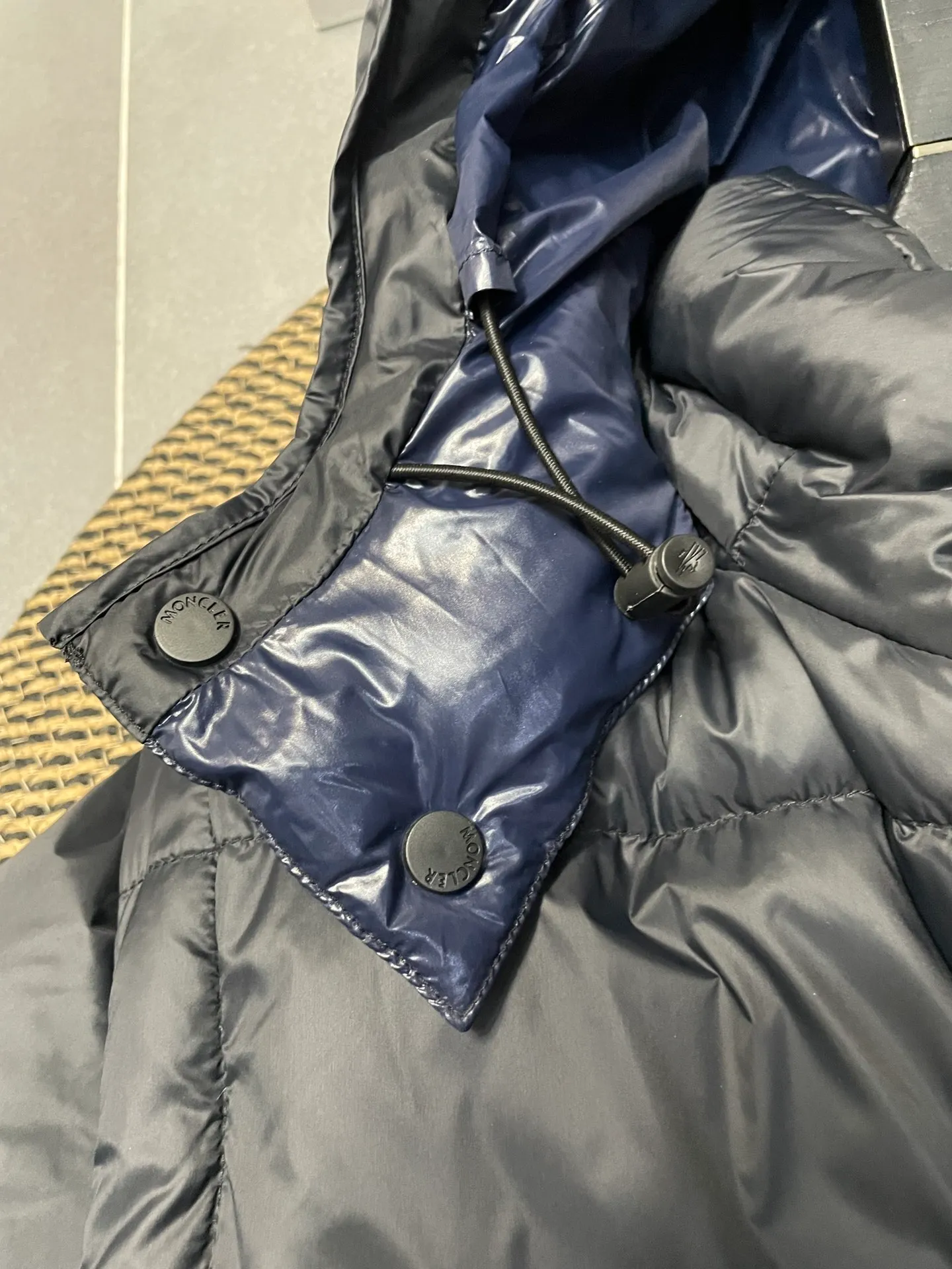 P780 Premium down ⬆️Moncler Cyclone 2-in-1 down jacket. ⚠️Goose down filling, small size filling 320g➕, easy to wear in winter in one piece. Changeable/jacket/hooded vest/stand collar vest/hooded down jacket. The Cyclone down jacket is equipped with detachable sleeves and can be worn as a vest or jacket.  The Cyclone down jacket is a modern take on the classic silhouette of the 1980s, with a new, simple silhouette. This short down jacket is made from nylon and features easily removable sleeves, allowing you to convert the jacket into a vest. A removable hood and contrast lining complete the design. Details •Made from nylon fabric •Nylon laqué lining •Down filling •Removable hood and sleeves •Zip and snap closure •Zip pockets •Elastic cuffs •Elastic drawstring hem Size : 1-5 Black Chocolate Couple.