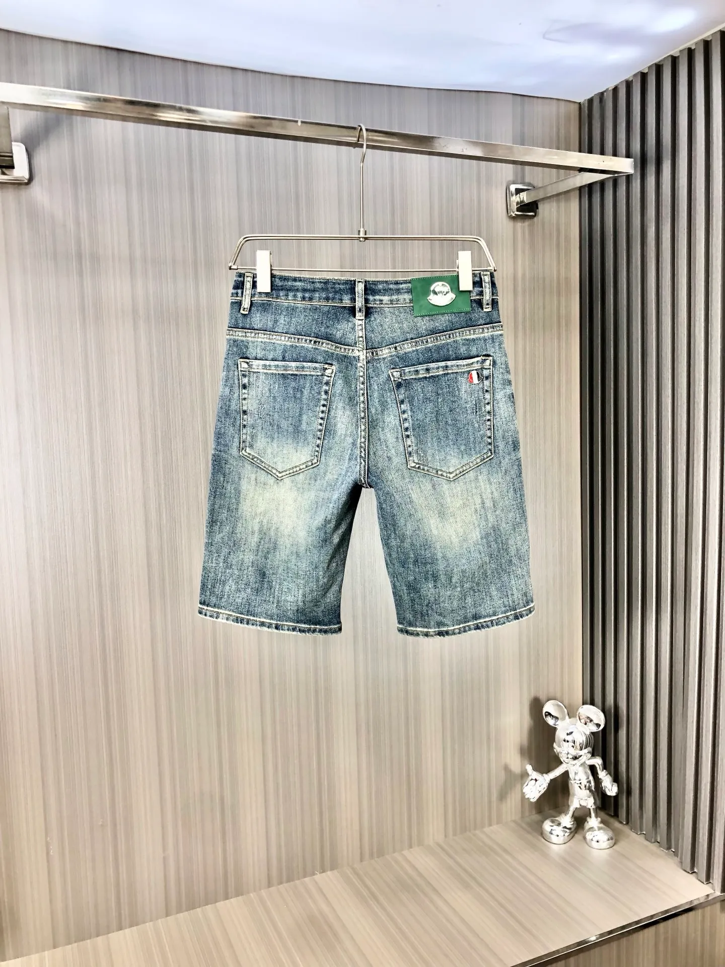 P220 MONCLER hooded shorts are the latest new men’s jeans for spring and summer 2025! Heavy-duty washed denim fabric, customized fabric is softer and more comfortable than ordinary denim fabric! Ultra-heavy industrial washing process and double process washing. The entire pair of pants has a comfortable feel, top-notch fineness and breathability. All hardware brand logos are custom-made, and the materials are selected with the best attributes. The elasticity of the fabric is very good and the comfort is great! The low-key design style is simple and elegant. Yardage: 28-38 (no 35.37)