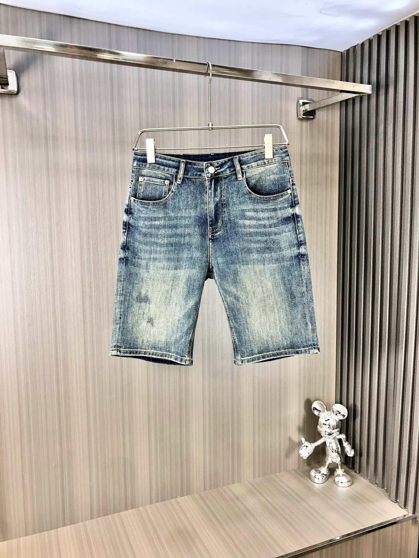 P220 MONCLER hooded shorts are the latest new men’s jeans for spring and summer 2025! Heavy-duty washed denim fabric, customized fabric is softer and more comfortable than ordinary denim fabric! Ultra-heavy industrial washing process and double process washing. The entire pair of pants has a comfortable feel, top-notch fineness and breathability. All hardware brand logos are custom-made, and the materials are selected with the best attributes. The elasticity of the fabric is very good and the comfort is great! The low-key design style is simple and elegant. Yardage: 28-38 (no 35.37)
