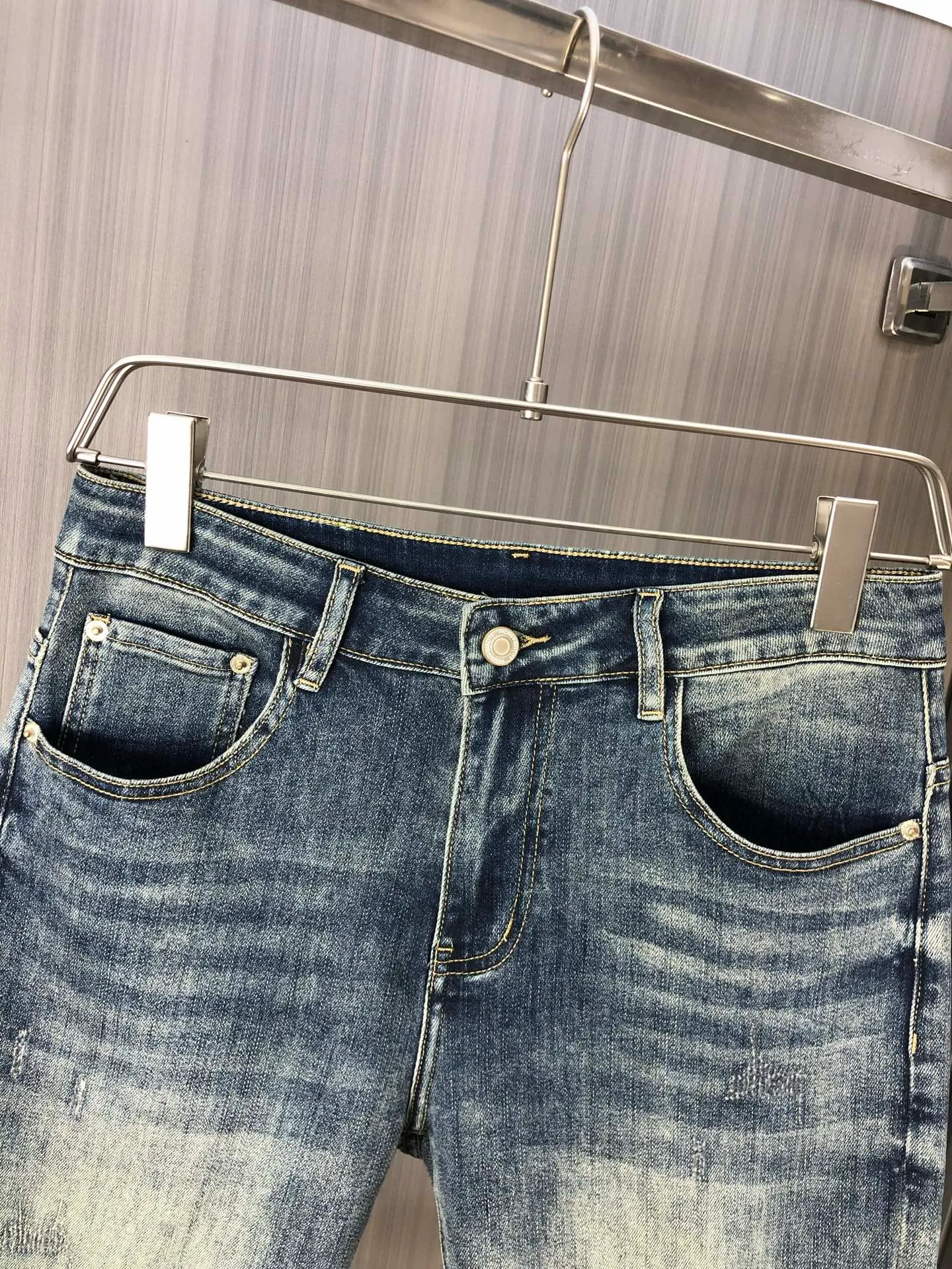 P220 MONCLER hooded shorts are the latest new men’s jeans for spring and summer 2025! Heavy-duty washed denim fabric, customized fabric is softer and more comfortable than ordinary denim fabric! Ultra-heavy industrial washing process and double process washing. The entire pair of pants has a comfortable feel, top-notch fineness and breathability. All hardware brand logos are custom-made, and the materials are selected with the best attributes. The elasticity of the fabric is very good and the comfort is great! The low-key design style is simple and elegant. Yardage: 28-38 (no 35.37)