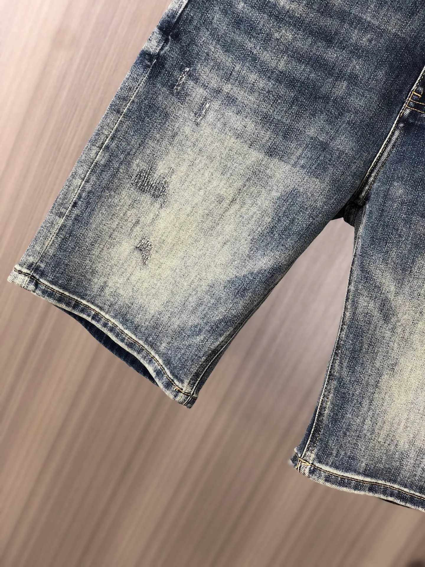 P220 MONCLER hooded shorts are the latest new men’s jeans for spring and summer 2025! Heavy-duty washed denim fabric, customized fabric is softer and more comfortable than ordinary denim fabric! Ultra-heavy industrial washing process and double process washing. The entire pair of pants has a comfortable feel, top-notch fineness and breathability. All hardware brand logos are custom-made, and the materials are selected with the best attributes. The elasticity of the fabric is very good and the comfort is great! The low-key design style is simple and elegant. Yardage: 28-38 (no 35.37)
