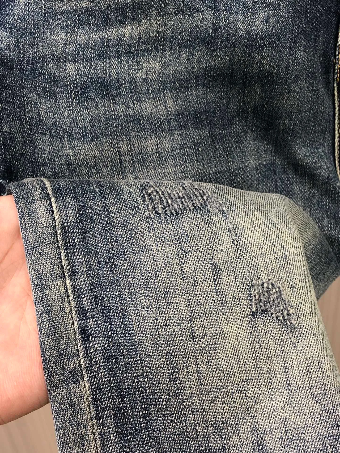 P220 MONCLER hooded shorts are the latest new men’s jeans for spring and summer 2025! Heavy-duty washed denim fabric, customized fabric is softer and more comfortable than ordinary denim fabric! Ultra-heavy industrial washing process and double process washing. The entire pair of pants has a comfortable feel, top-notch fineness and breathability. All hardware brand logos are custom-made, and the materials are selected with the best attributes. The elasticity of the fabric is very good and the comfort is great! The low-key design style is simple and elegant. Yardage: 28-38 (no 35.37)