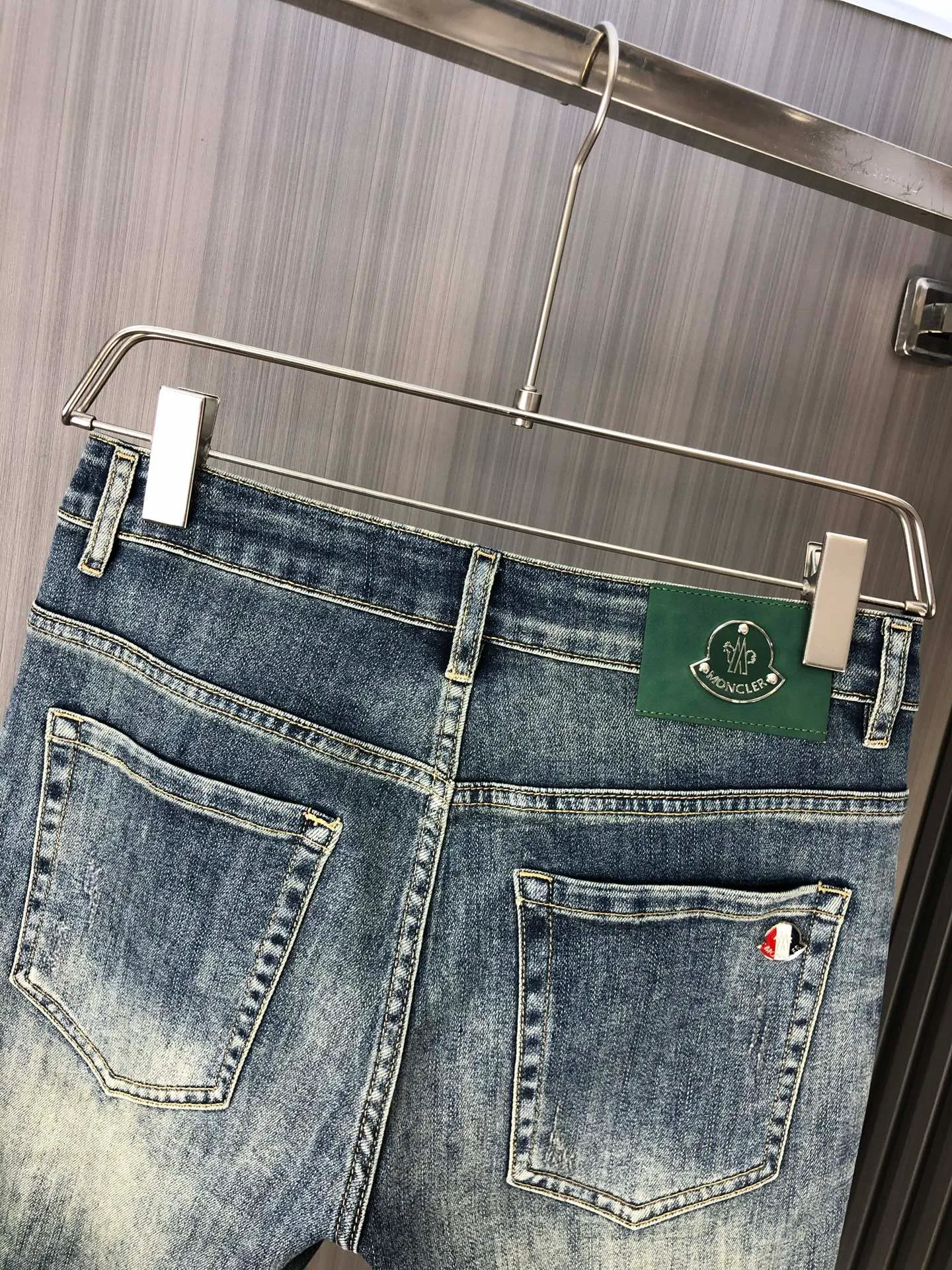P220 MONCLER hooded shorts are the latest new men’s jeans for spring and summer 2025! Heavy-duty washed denim fabric, customized fabric is softer and more comfortable than ordinary denim fabric! Ultra-heavy industrial washing process and double process washing. The entire pair of pants has a comfortable feel, top-notch fineness and breathability. All hardware brand logos are custom-made, and the materials are selected with the best attributes. The elasticity of the fabric is very good and the comfort is great! The low-key design style is simple and elegant. Yardage: 28-38 (no 35.37)