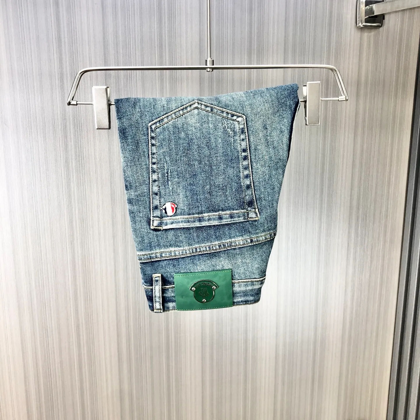 P220 MONCLER hooded shorts are the latest new men’s jeans for spring and summer 2025! Heavy-duty washed denim fabric, customized fabric is softer and more comfortable than ordinary denim fabric! Ultra-heavy industrial washing process and double process washing. The entire pair of pants has a comfortable feel, top-notch fineness and breathability. All hardware brand logos are custom-made, and the materials are selected with the best attributes. The elasticity of the fabric is very good and the comfort is great! The low-key design style is simple and elegant. Yardage: 28-38 (no 35.37)