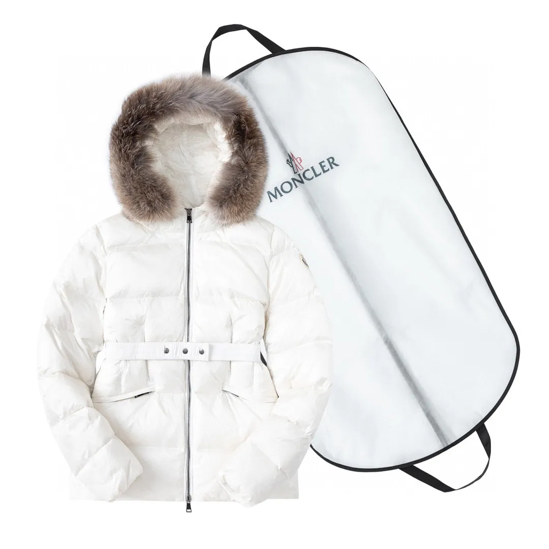P1020 (with dust bag) MONCLER/moner hermifur series women's short heavy-crafted nylon down jacket. Jumpsuit hood with removable fox fox real fur collar, plated hardware die-cast zipper and invisible snap button front placket. Comes with original color belt and three-level snap button, which can be freely adjusted. There are four internal seams on both sides of the drawbar above the waist, making the waist slimmer and not bloated. Double-layer flap pockets with black painted snap buttons. All colors are matched with original color belts, three-level snap buttons, and the elasticity can be adjusted freely. The fabric is soft and comfortable, the velvet has good fluffiness, and the slim fit upper body is light, neat, warm, and not bloated. Color: White/Black Size: 1/2/3/4
