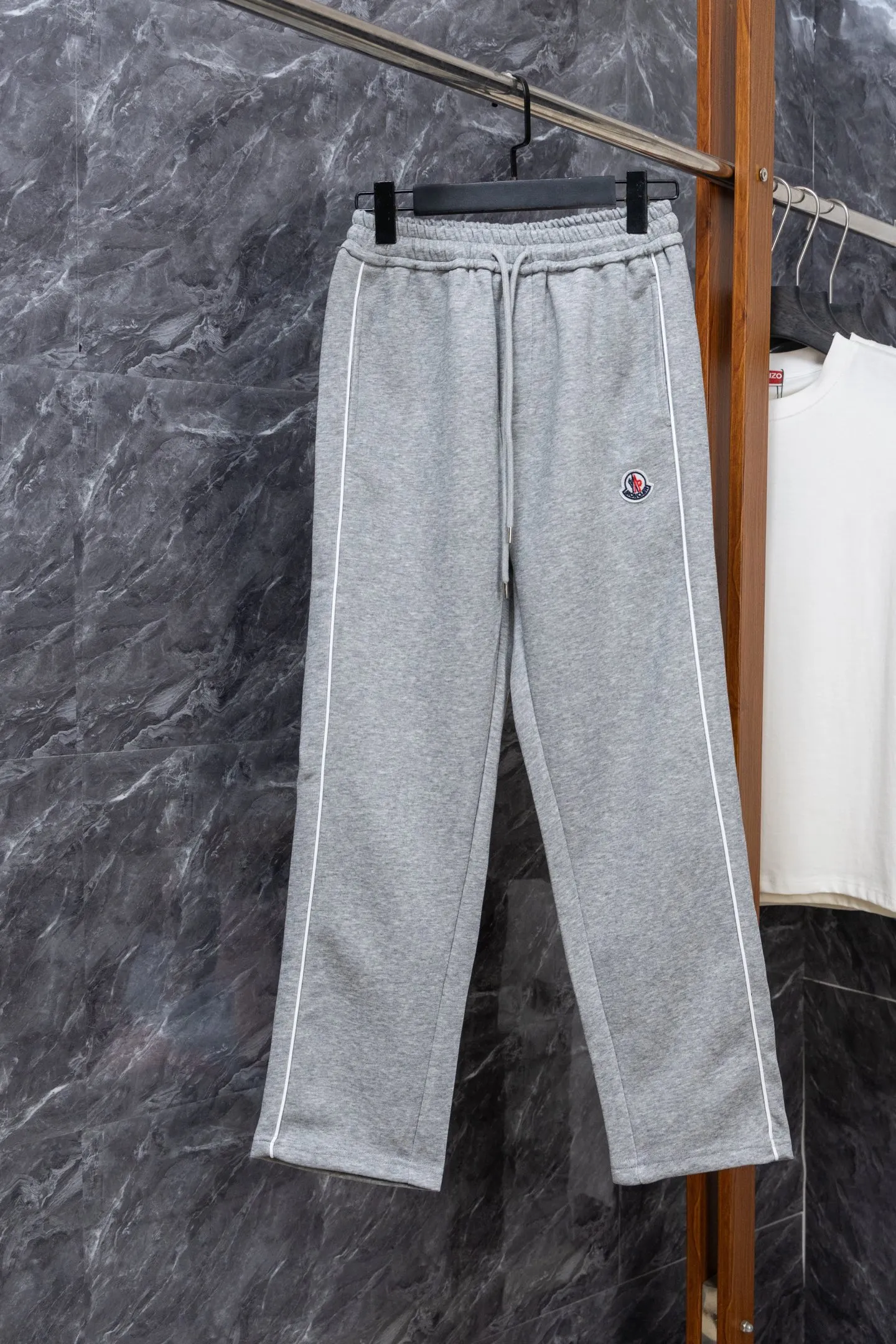 P220 Model No. J0198 MONCLER Men's classic embroidered logo webbing straight pants Made of 460 grams of pure cotton terry fabric with clear threading and 10,000-needle embroidery. Original order customization 1:1 with smooth and delicate lines. Better hand feel and texture. Not easy to deform, not easy to shrink, not easy to fade. Maintains long-lasting beauty. Color Black Gray Size S-XL