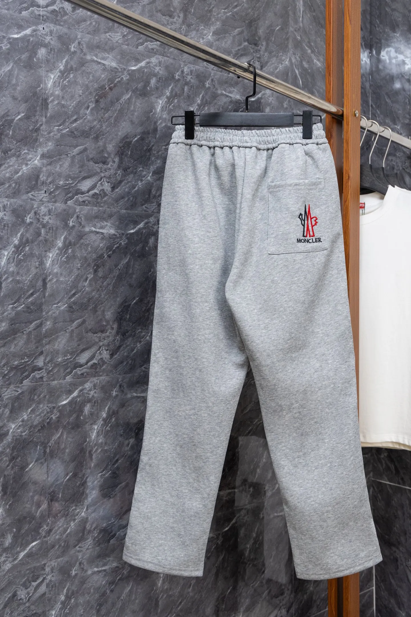 P220 Model No. J0198 MONCLER Men's classic embroidered logo webbing straight pants Made of 460 grams of pure cotton terry fabric with clear threading and 10,000-needle embroidery. Original order customization 1:1 with smooth and delicate lines. Better hand feel and texture. Not easy to deform, not easy to shrink, not easy to fade. Maintains long-lasting beauty. Color Black Gray Size S-XL