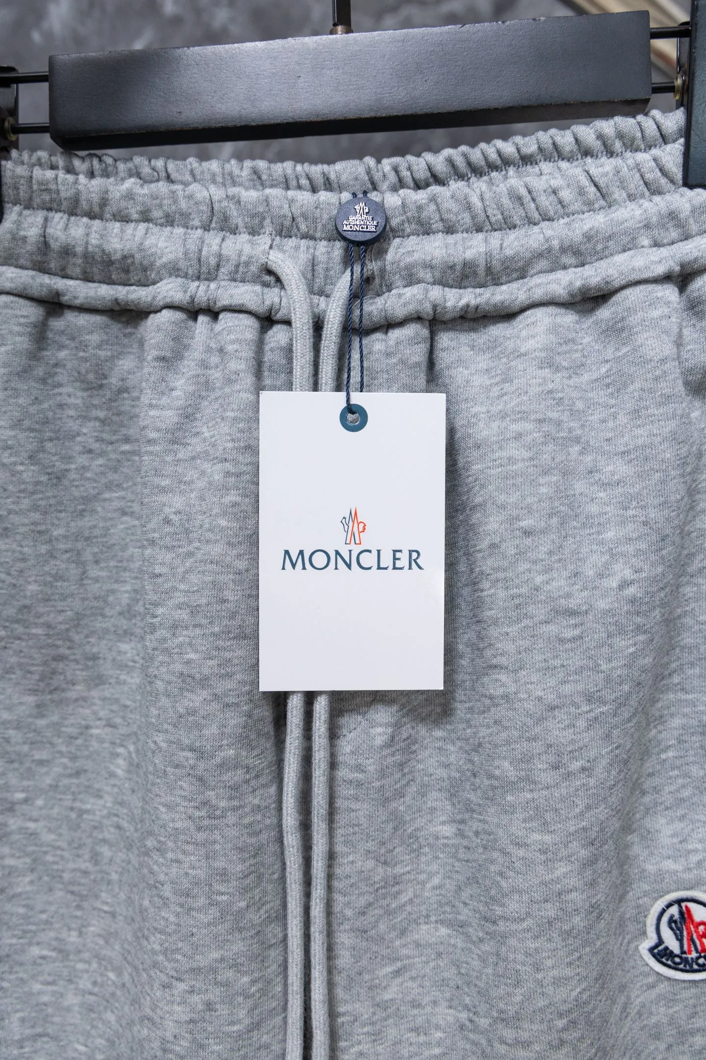 P220 Model No. J0198 MONCLER Men's classic embroidered logo webbing straight pants Made of 460 grams of pure cotton terry fabric with clear threading and 10,000-needle embroidery. Original order customization 1:1 with smooth and delicate lines. Better hand feel and texture. Not easy to deform, not easy to shrink, not easy to fade. Maintains long-lasting beauty. Color Black Gray Size S-XL