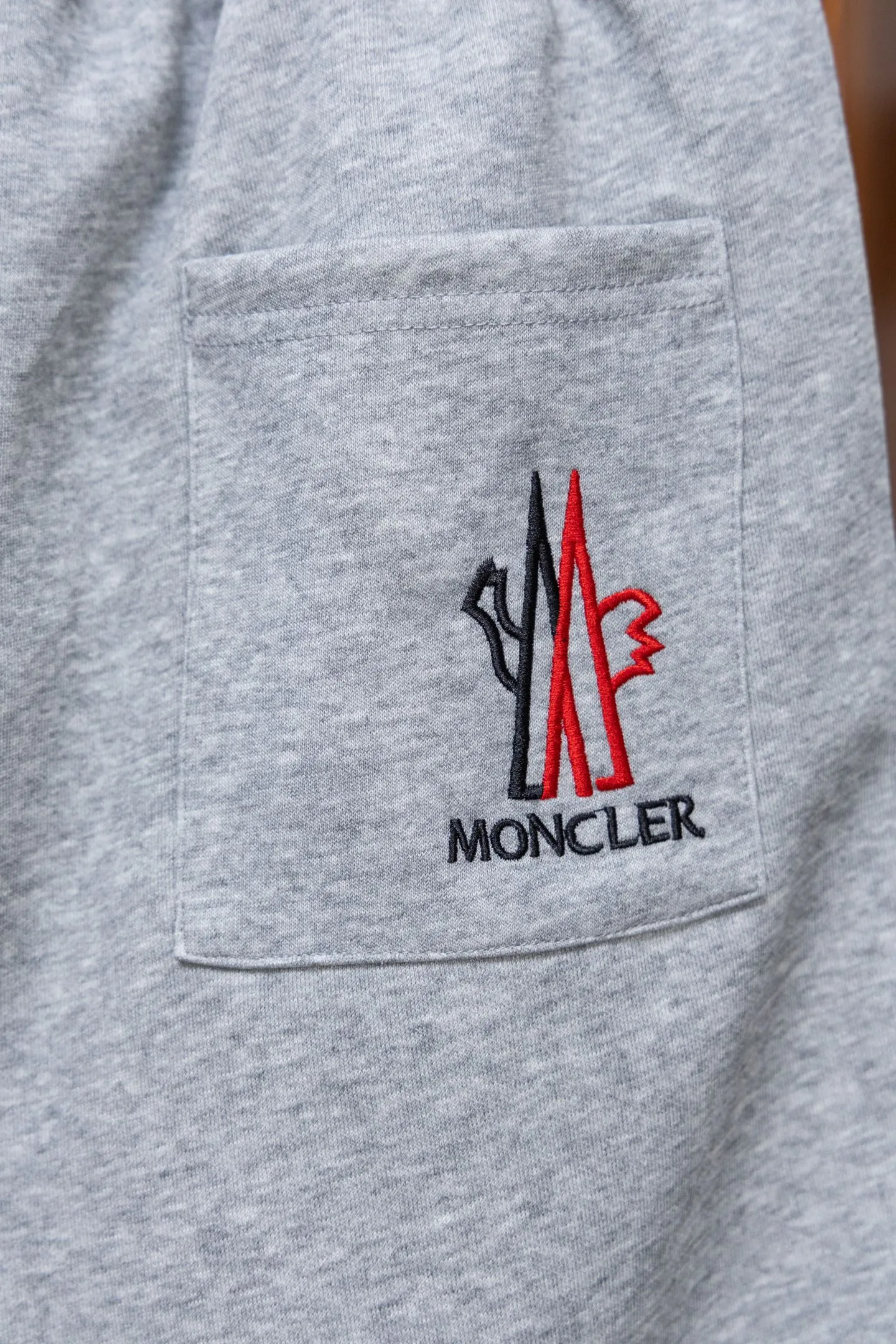 P220 Model No. J0198 MONCLER Men's classic embroidered logo webbing straight pants Made of 460 grams of pure cotton terry fabric with clear threading and 10,000-needle embroidery. Original order customization 1:1 with smooth and delicate lines. Better hand feel and texture. Not easy to deform, not easy to shrink, not easy to fade. Maintains long-lasting beauty. Color Black Gray Size S-XL