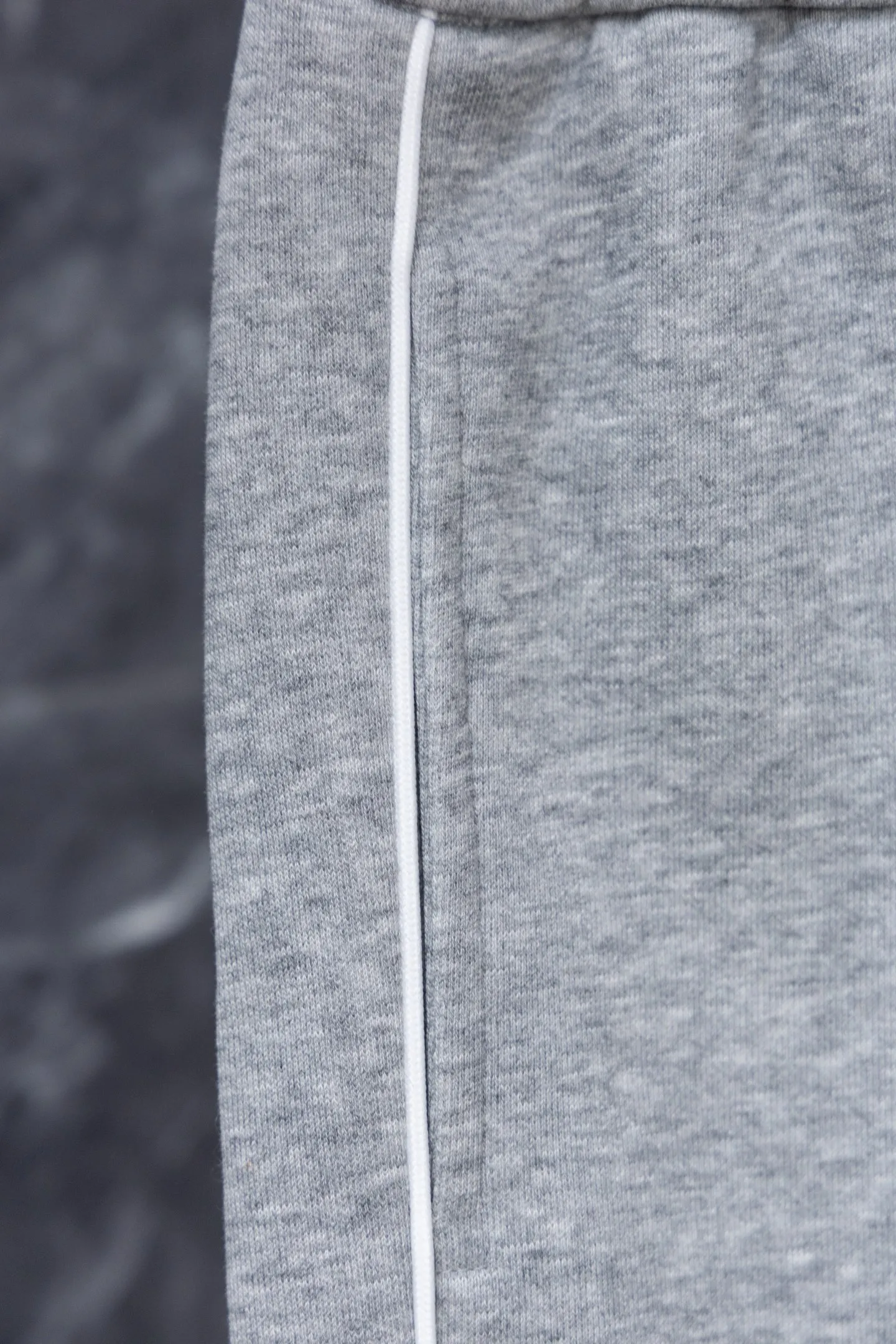 P220 Model No. J0198 MONCLER Men's classic embroidered logo webbing straight pants Made of 460 grams of pure cotton terry fabric with clear threading and 10,000-needle embroidery. Original order customization 1:1 with smooth and delicate lines. Better hand feel and texture. Not easy to deform, not easy to shrink, not easy to fade. Maintains long-lasting beauty. Color Black Gray Size S-XL
