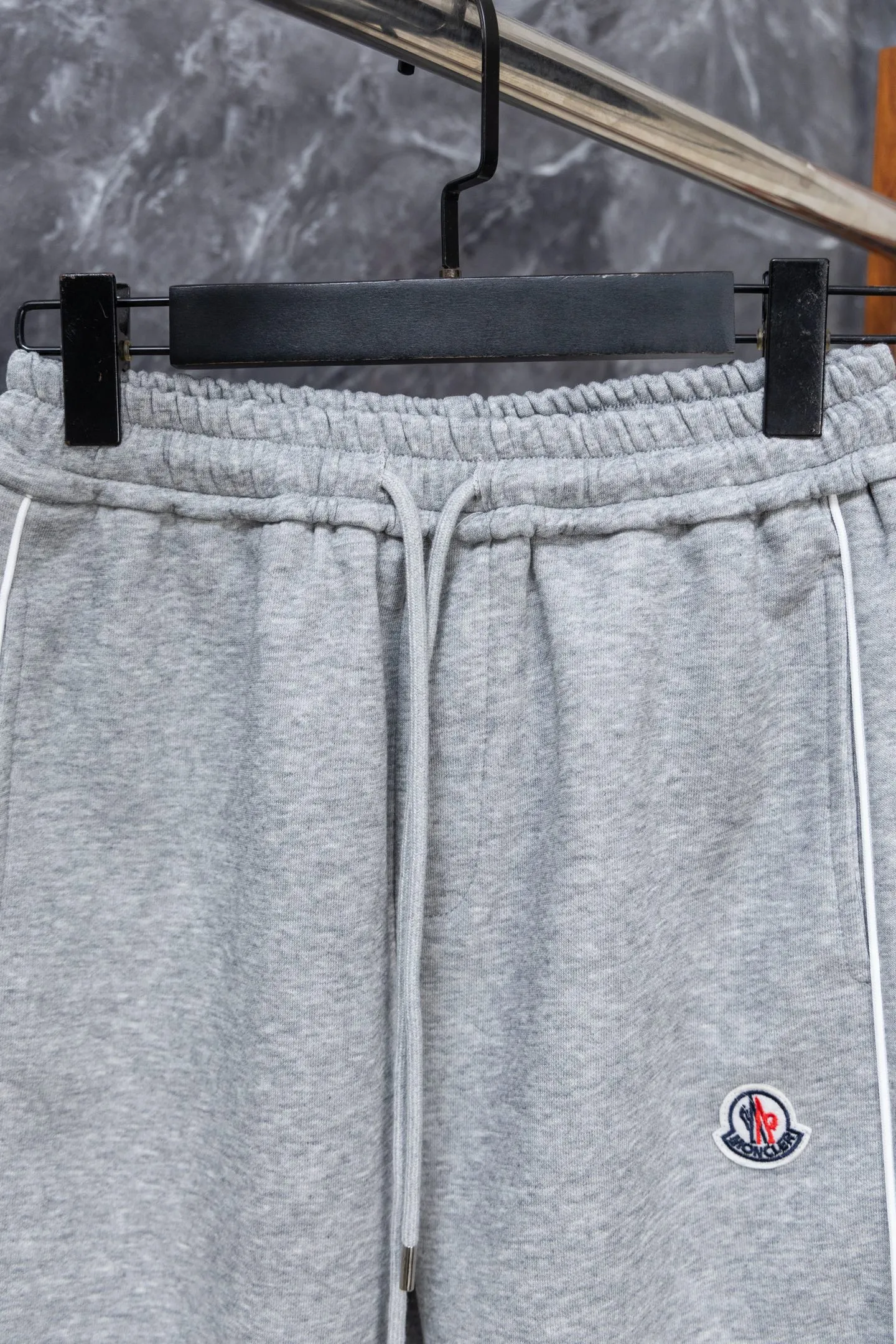 P220 Model No. J0198 MONCLER Men's classic embroidered logo webbing straight pants Made of 460 grams of pure cotton terry fabric with clear threading and 10,000-needle embroidery. Original order customization 1:1 with smooth and delicate lines. Better hand feel and texture. Not easy to deform, not easy to shrink, not easy to fade. Maintains long-lasting beauty. Color Black Gray Size S-XL