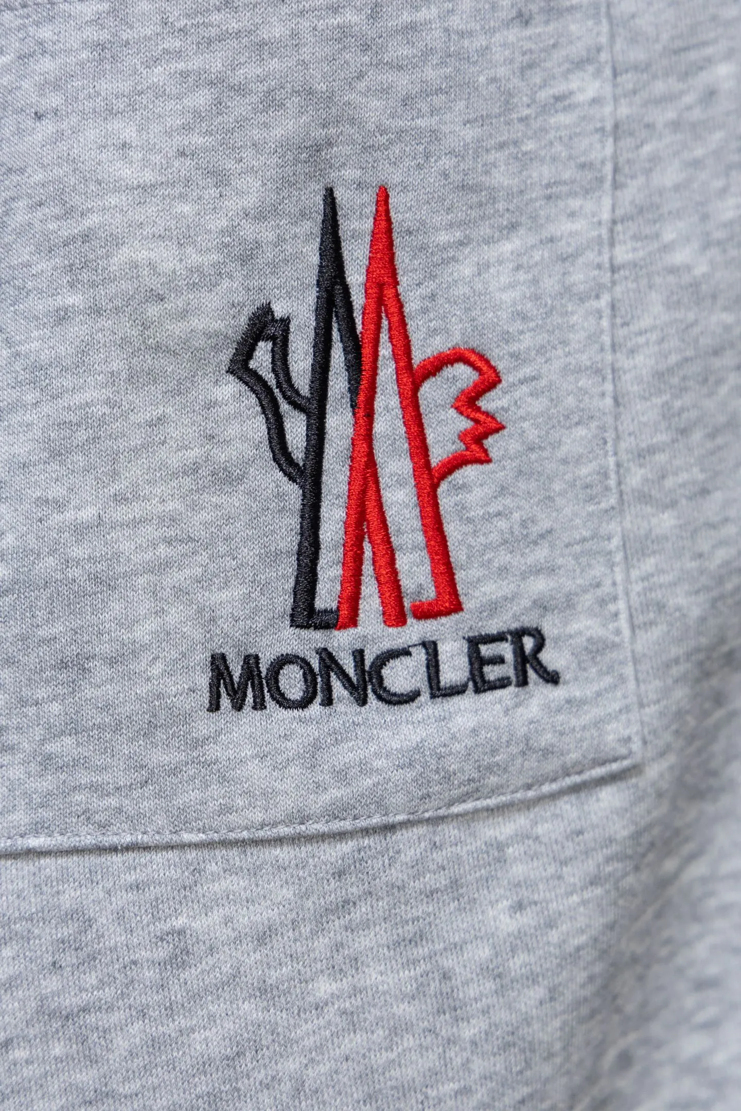 P220 Model No. J0198 MONCLER Men's classic embroidered logo webbing straight pants Made of 460 grams of pure cotton terry fabric with clear threading and 10,000-needle embroidery. Original order customization 1:1 with smooth and delicate lines. Better hand feel and texture. Not easy to deform, not easy to shrink, not easy to fade. Maintains long-lasting beauty. Color Black Gray Size S-XL