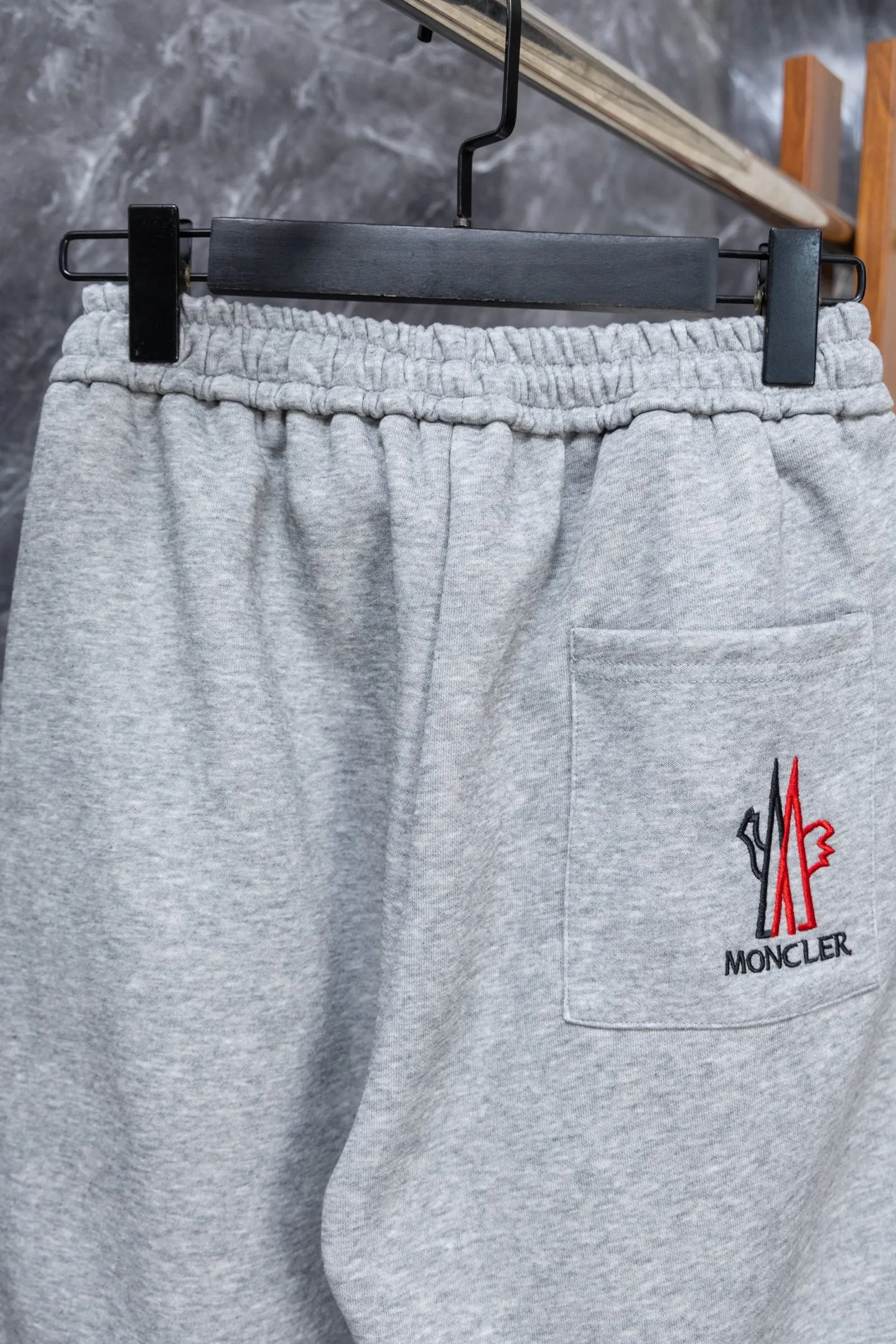 P220 Model No. J0198 MONCLER Men's classic embroidered logo webbing straight pants Made of 460 grams of pure cotton terry fabric with clear threading and 10,000-needle embroidery. Original order customization 1:1 with smooth and delicate lines. Better hand feel and texture. Not easy to deform, not easy to shrink, not easy to fade. Maintains long-lasting beauty. Color Black Gray Size S-XL