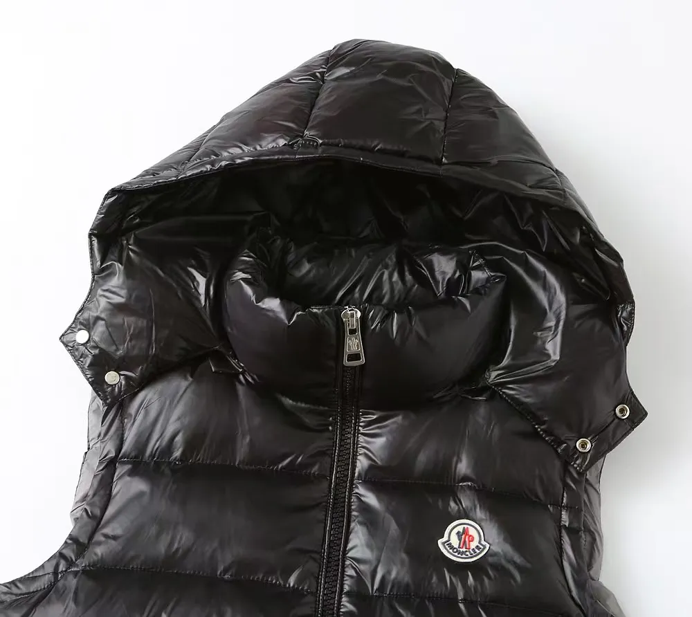 P840 MONCLER/Mask "Official website same style with classic embroidered small label" Hooded down vest - Fabric: National standard 90 white duck down jacket, made of polyester fiber fabric. Comfortable and warm, perfect appearance, good bulk recovery after compression, heat-containing warmth, complete three standards, original fabric, official same style, different from ordinary version on the market - Color: black - Size: M L XL XXL XXL XXXL - Purchase the original mold and create it with a full set of customized accessories. Details determine success or failure.  - Accessories: The original accessories are complete with one to one and three standards, os off-shoulder version, same style for men and women, official website quality - no gender distinction, same style for men and women