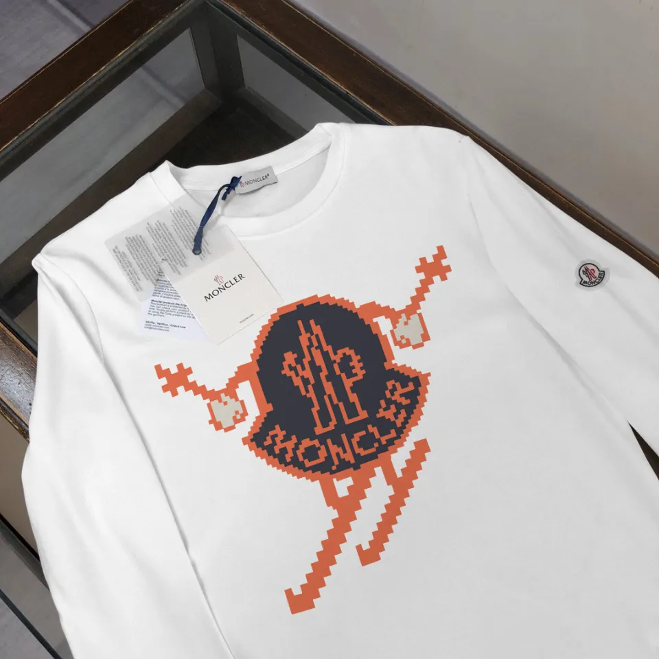 P180, a non-off-the-shelf model, you can trust it. Moncler printed long-sleeved T-shirt, 240g breathable cotton fabric, very soft and comfortable texture, does not shrink, does not deform, does not ball), can be worn alone as a base layer. Original customized accessories, collar label, care mark, hangtag, packaging (perfect details) Color: White Black Size: XS S M L