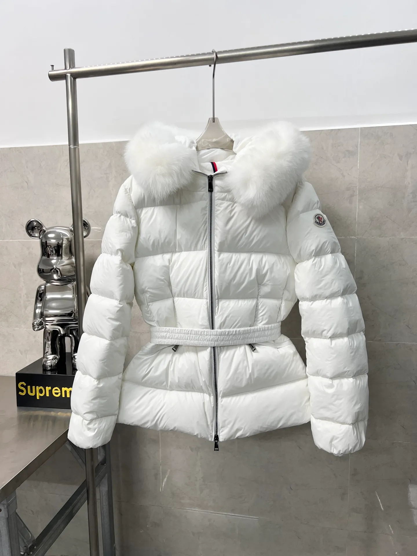 P1080 Moncler's new fur collar hooded waisted down jacket. The slim fit highlights the fluffy temperament of this down jacket. It is light and neat without any bloat. The fur collar at the neck is very textured. It is super slim and reduces your age. It is both warm and fashionable. It is definitely a versatile and unmistakable warm weapon for daily outings. Size: 1234