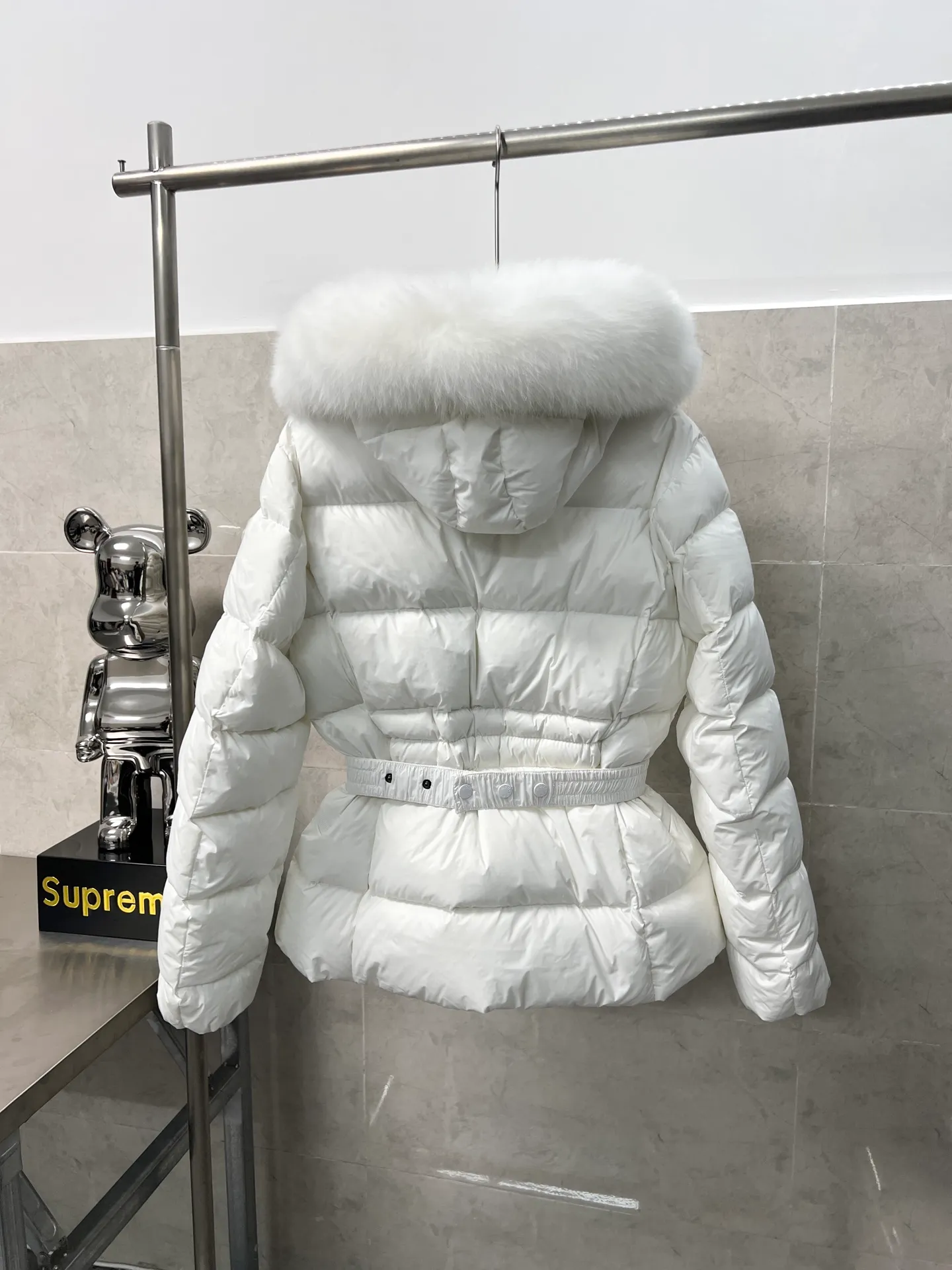 P1080 Moncler's new fur collar hooded waisted down jacket. The slim fit highlights the fluffy temperament of this down jacket. It is light and neat without any bloat. The fur collar at the neck is very textured. It is super slim and reduces your age. It is both warm and fashionable. It is definitely a versatile and unmistakable warm weapon for daily outings. Size: 1234