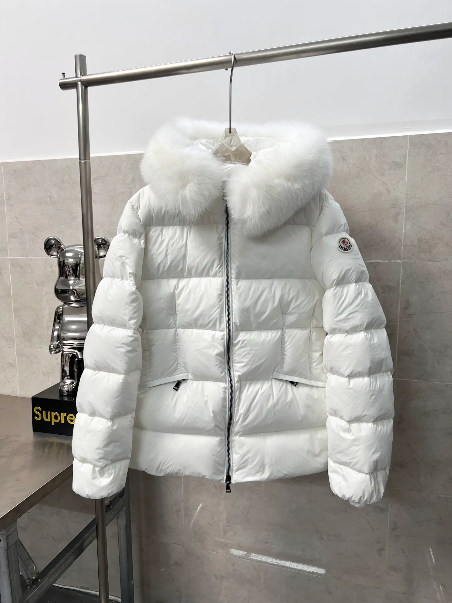 P1080 Moncler's new fur collar hooded waisted down jacket. The slim fit highlights the fluffy temperament of this down jacket. It is light and neat without any bloat. The fur collar at the neck is very textured. It is super slim and reduces your age. It is both warm and fashionable. It is definitely a versatile and unmistakable warm weapon for daily outings. Size: 1234