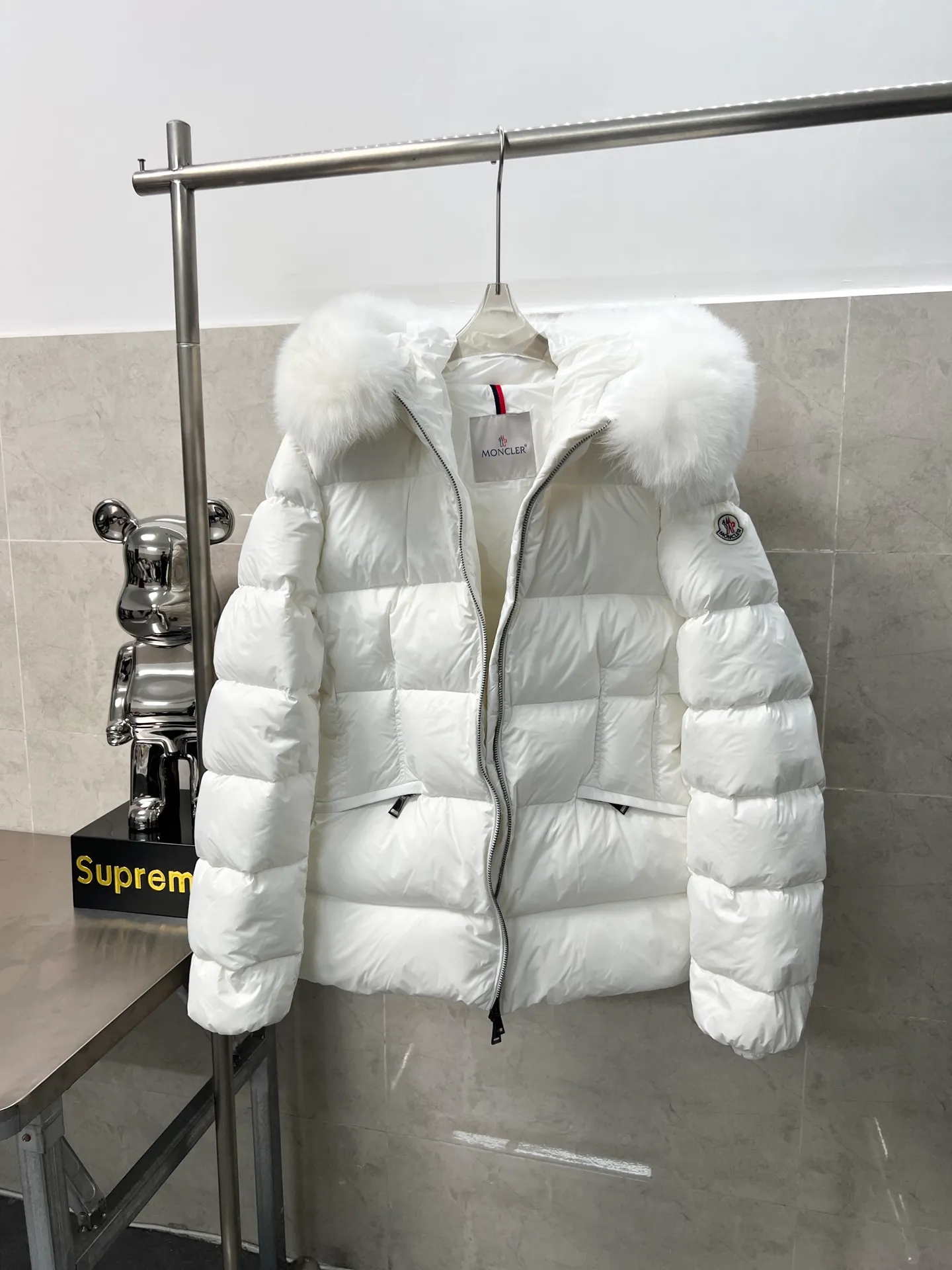 P1080 Moncler's new fur collar hooded waisted down jacket. The slim fit highlights the fluffy temperament of this down jacket. It is light and neat without any bloat. The fur collar at the neck is very textured. It is super slim and reduces your age. It is both warm and fashionable. It is definitely a versatile and unmistakable warm weapon for daily outings. Size: 1234