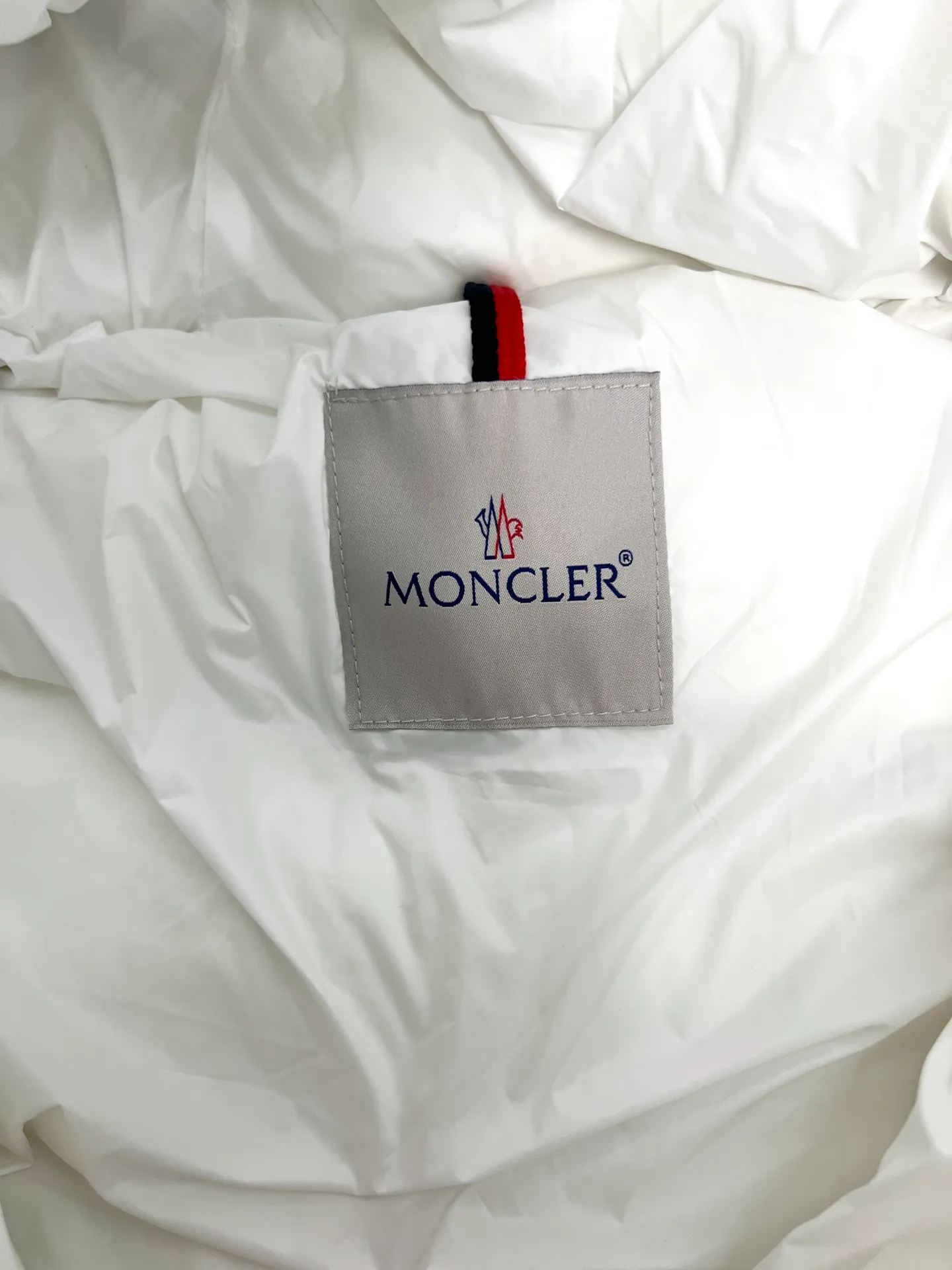 P1080 Moncler's new fur collar hooded waisted down jacket. The slim fit highlights the fluffy temperament of this down jacket. It is light and neat without any bloat. The fur collar at the neck is very textured. It is super slim and reduces your age. It is both warm and fashionable. It is definitely a versatile and unmistakable warm weapon for daily outings. Size: 1234