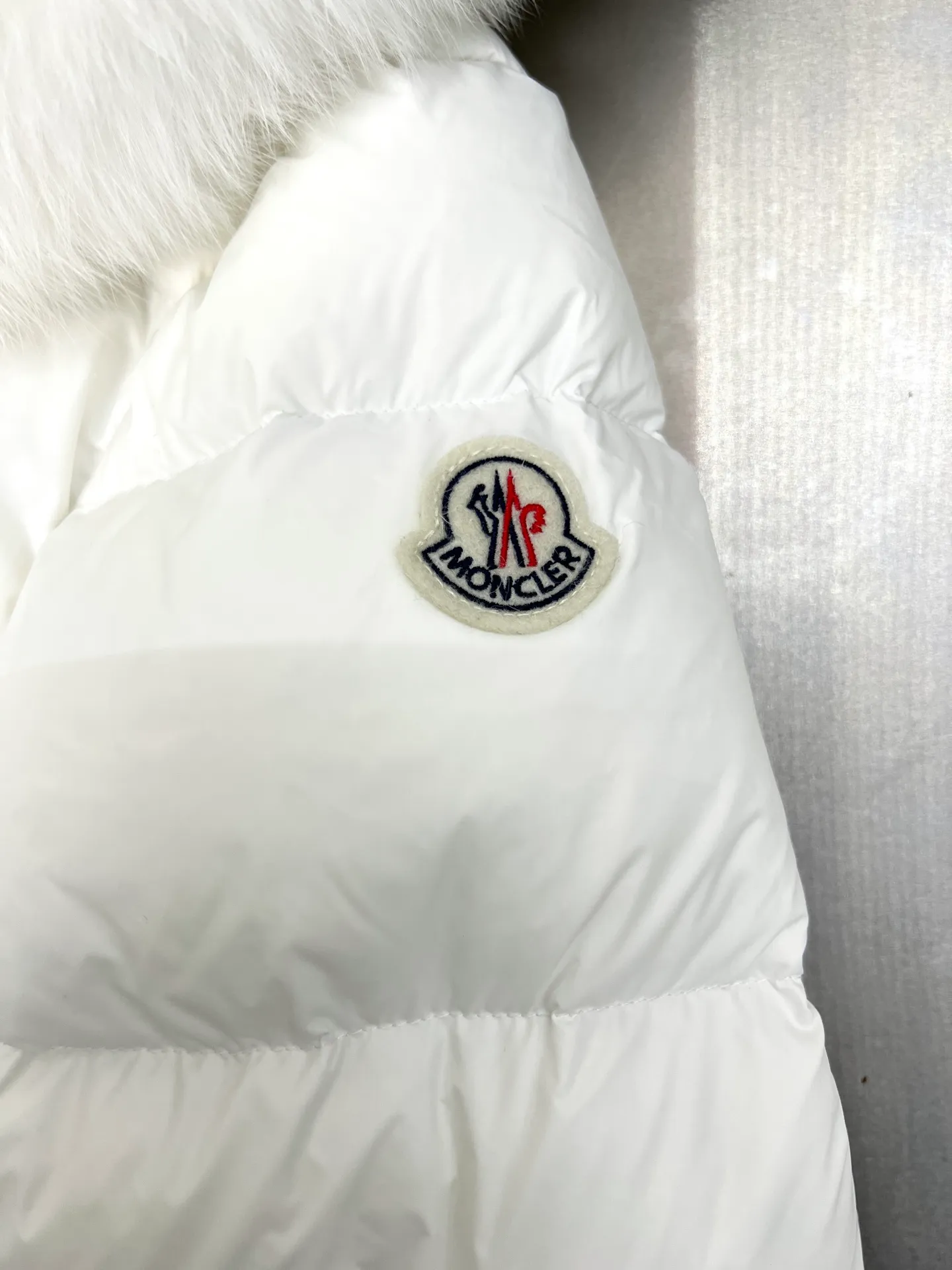 P1080 Moncler's new fur collar hooded waisted down jacket. The slim fit highlights the fluffy temperament of this down jacket. It is light and neat without any bloat. The fur collar at the neck is very textured. It is super slim and reduces your age. It is both warm and fashionable. It is definitely a versatile and unmistakable warm weapon for daily outings. Size: 1234