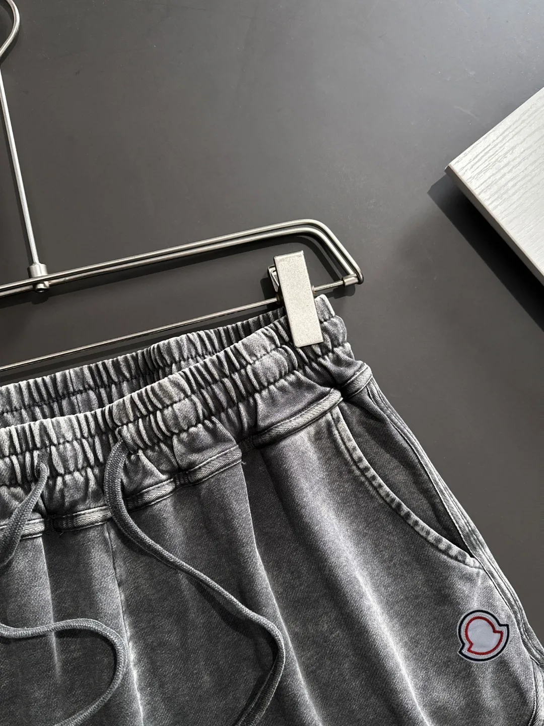 Next day shipment P300 High quality MONCLER/muzzle 2025 spring and summer new style high-definition elastic band casual solid color loose shorts, made with machines imported from Italy. The hem of the trousers is stitched with two needles. The stitching is fine and firm. The fabric is customized at the counter and has high breathability and comfort. The details are impeccable. The brand element design concept reflects high quality. It feels delicate and soft! It presents a casual cut and the upper body shape is great! Size: S-XXL