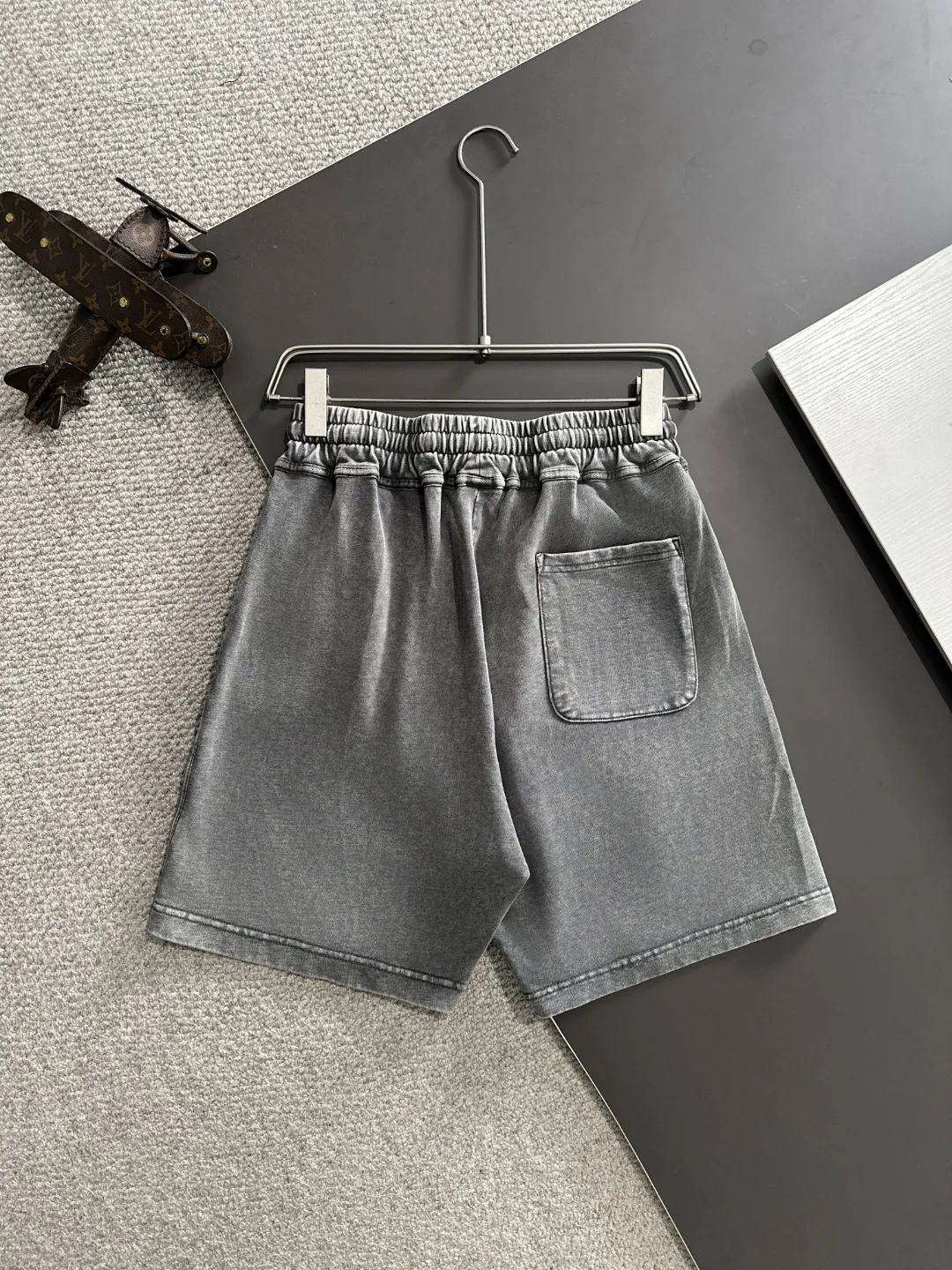 Next day shipment P300 High quality MONCLER/muzzle 2025 spring and summer new style high-definition elastic band casual solid color loose shorts, made with machines imported from Italy. The hem of the trousers is stitched with two needles. The stitching is fine and firm. The fabric is customized at the counter and has high breathability and comfort. The details are impeccable. The brand element design concept reflects high quality. It feels delicate and soft! It presents a casual cut and the upper body shape is great! Size: S-XXL