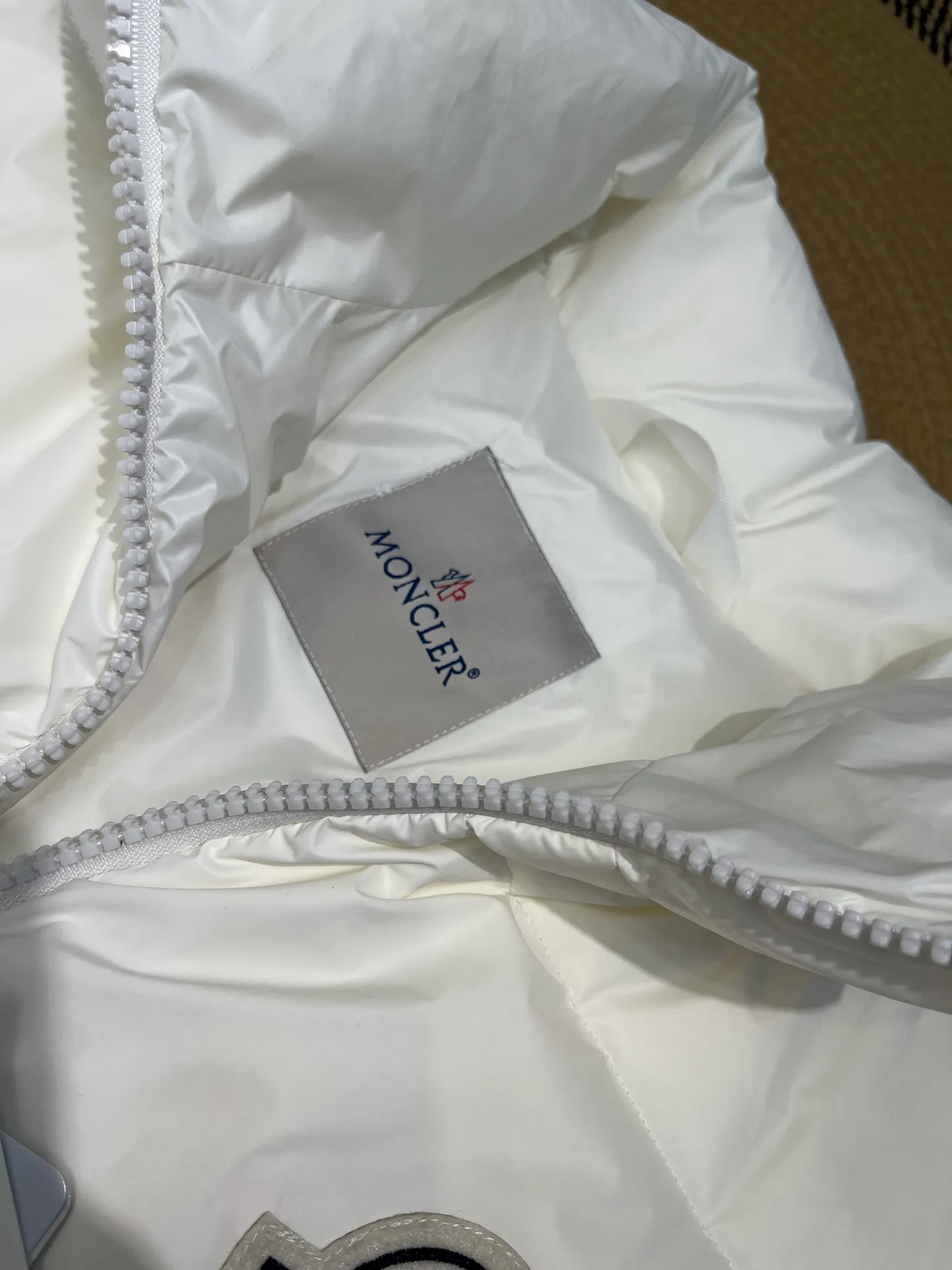P760 Moncler Citala🌟 Short men's down jacket. Looking at it, there is no other version on the market that can match it. 130w + one ton of premium European gooseneck velvet filling. 850+ fill power, which is twice as thick as the market version and twice as light. Citala men's short down jacket is made of pop-colored light fabric, highlighting the vitality of the series. Made from lightweight nylon with a longue saison lining, the Citala down jacket is comfortable and warm without being bulky. This cropped down jacket has a comfortable fit, a signature turtleneck and a quilted, checkered silhouette. Details size: 12345