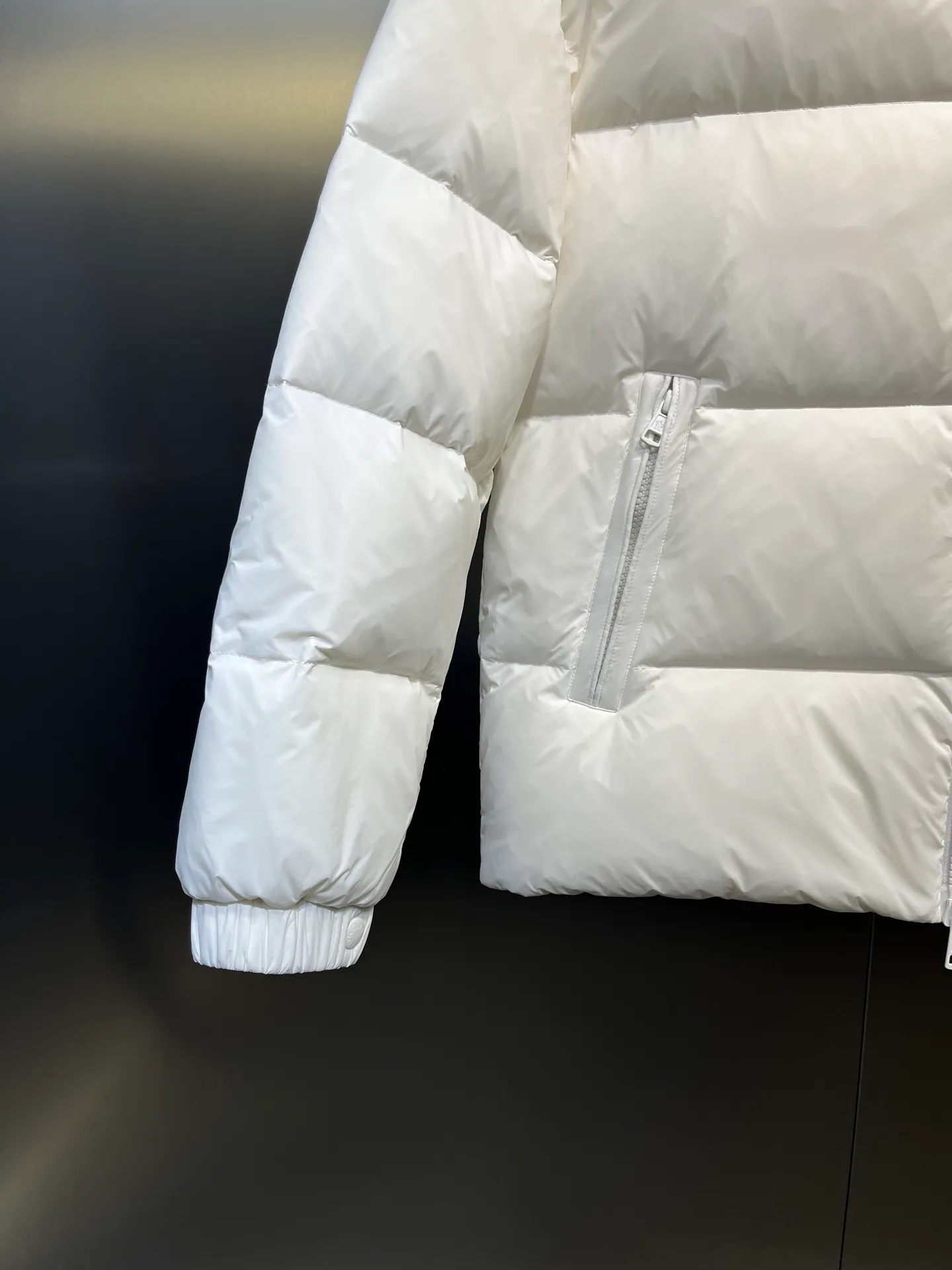 P760 Moncler Citala🌟 Short men's down jacket. Looking at it, there is no other version on the market that can match it. 130w + one ton of premium European gooseneck velvet filling. 850+ fill power, which is twice as thick as the market version and twice as light. Citala men's short down jacket is made of pop-colored light fabric, highlighting the vitality of the series. Made from lightweight nylon with a longue saison lining, the Citala down jacket is comfortable and warm without being bulky. This cropped down jacket has a comfortable fit, a signature turtleneck and a quilted, checkered silhouette. Details size: 12345