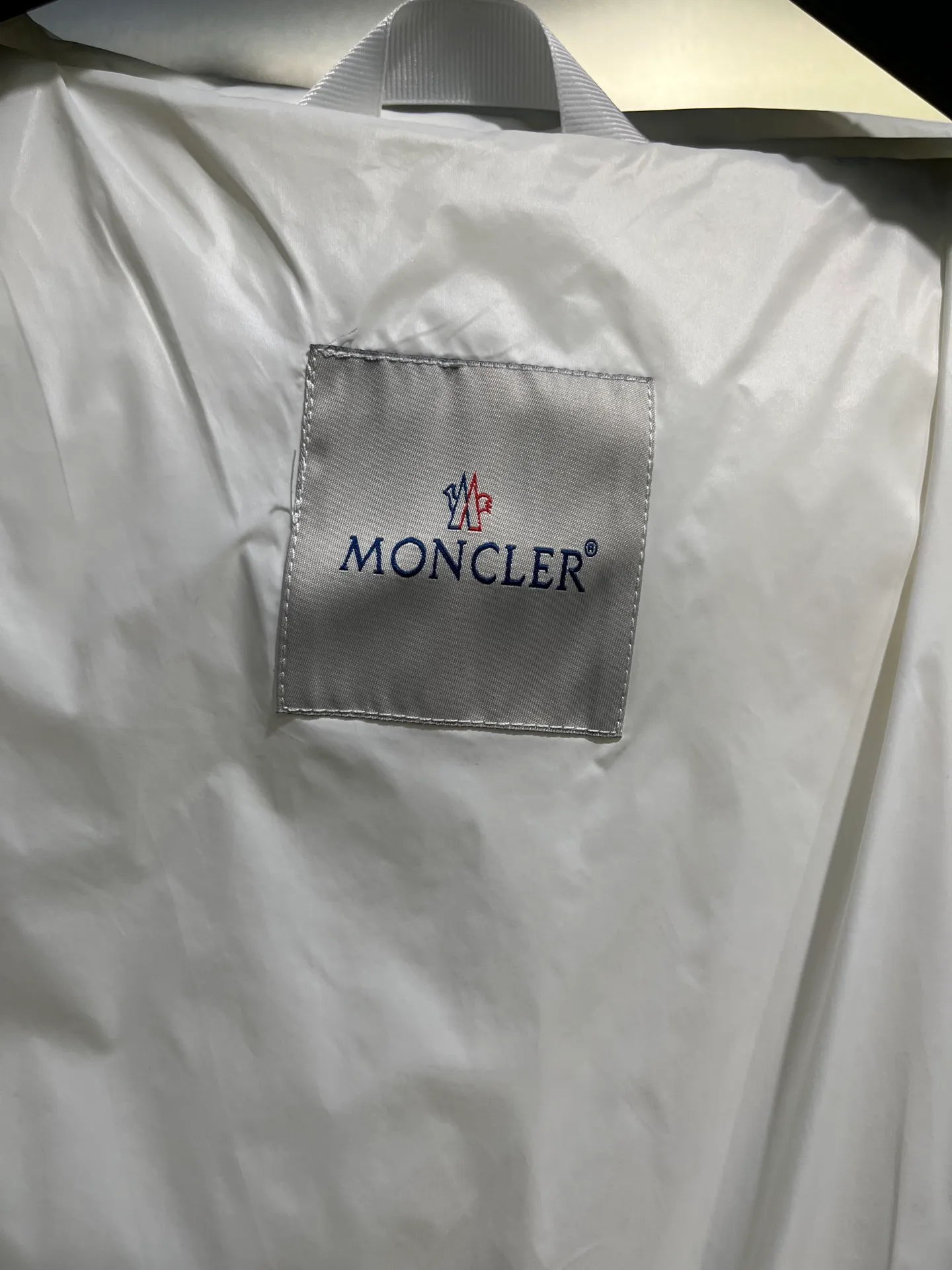 P760 Moncler Citala🌟 Short men's down jacket. Looking at it, there is no other version on the market that can match it. 130w + one ton of premium European gooseneck velvet filling. 850+ fill power, which is twice as thick as the market version and twice as light. Citala men's short down jacket is made of pop-colored light fabric, highlighting the vitality of the series. Made from lightweight nylon with a longue saison lining, the Citala down jacket is comfortable and warm without being bulky. This cropped down jacket has a comfortable fit, a signature turtleneck and a quilted, checkered silhouette. Details size: 12345
