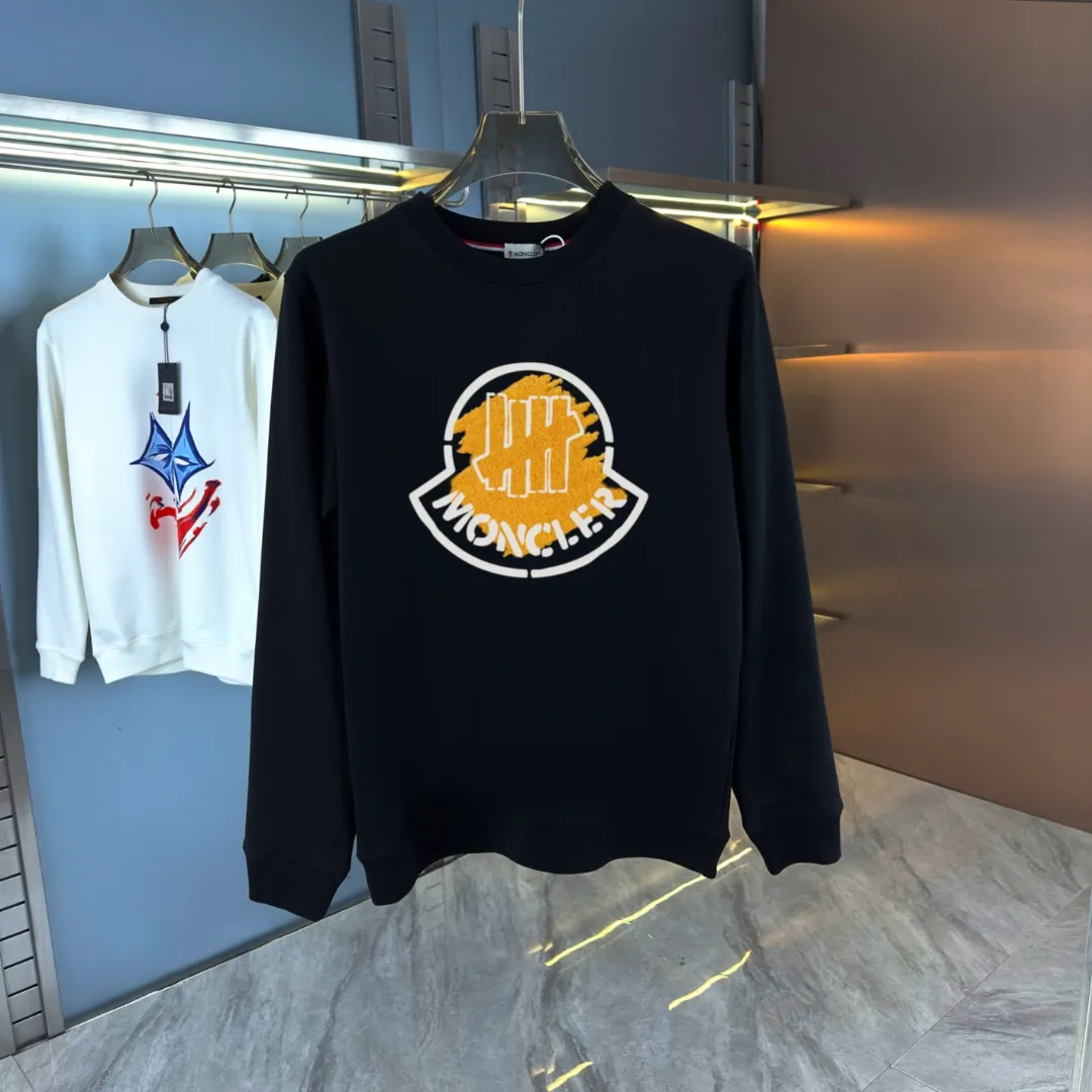 P210 high version sweatshirt) 📦With exclusive picture packaging📦 [Long-term ready stock] Upgraded version "Mobile phone smart sensor ~ NFC chip armband ~ Direct access to the official website anti-counterfeiting" 〖 𝐌𝐎𝐍𝐂𝐋𝐄𝐑 ~ Mouth covering〗 2025 new high quality, using 450g heavyweight fabric Different from the market currency, you can mix and match everything at will and you will be handsome😎The whole clothes is made of double waistcoats. The double waistcoats make the whole dress more three-dimensional. It is not an ordinary factory that can do such fine work. 2025 autumn and winter new style, on sale at the counter, exquisite printed round neck terry sweatshirt. High-end double-ply cotton. Customized stretch ribs are dyed in the same vat. Three standards are complete. It is matched with digital printing patterns and is very breathable. Same style for men and women. Color: black, white, apricot. Size: S M L XL 2XL