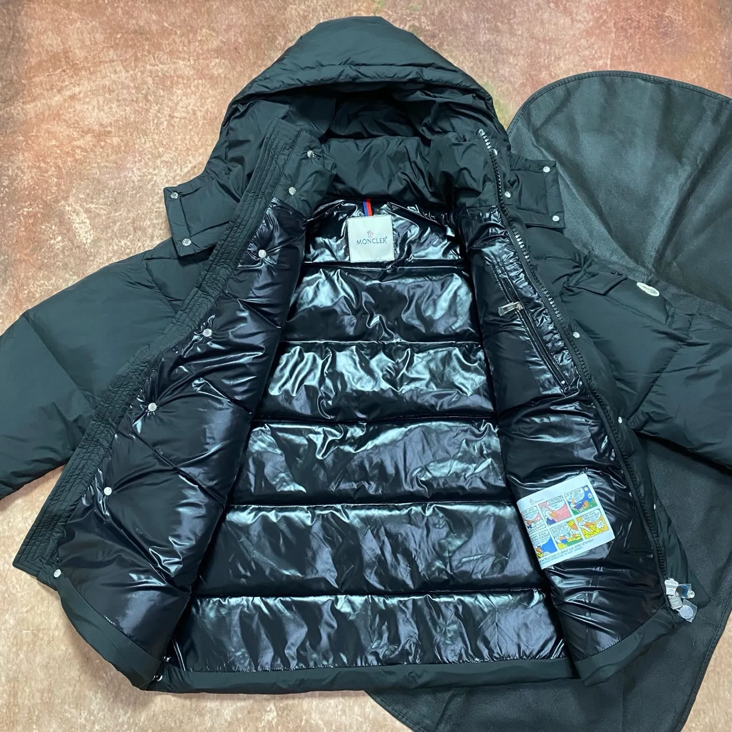 P860 Moncler 24ss matte matte Mayan goose down jacket. This Vezere short down jacket is a basic warm item that highlights Moner's style characteristics. The Vezere down jacket is made from longue saison fabric, which is both lightweight and warm. This short down jacket features a hood that can be easily removed depending on the weather. The jacket silhouette and sleeve patch pockets pay homage to the iconic Moner Maya down jacket. ·Made of longue saison fabric·Lon lé ger brillant lining filled with 90% goose down Detachable and adjustable hood with zipper and snap-fastening zippered pockets Patch pockets on sleeves·Adjustable cuffs·Drawstring hem Unisex Sizes: 1-5