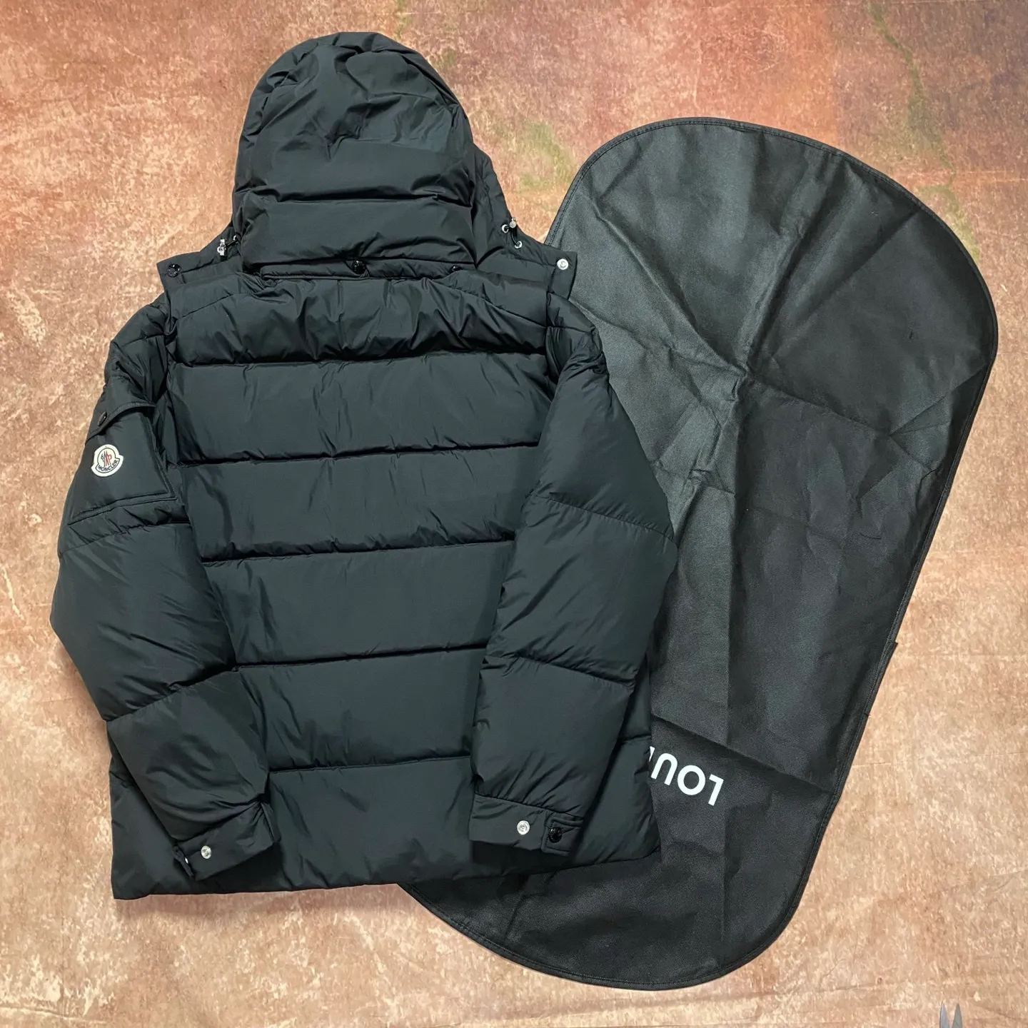 P860 Moncler 24ss matte matte Mayan goose down jacket. This Vezere short down jacket is a basic warm item that highlights Moner's style characteristics. The Vezere down jacket is made from longue saison fabric, which is both lightweight and warm. This short down jacket features a hood that can be easily removed depending on the weather. The jacket silhouette and sleeve patch pockets pay homage to the iconic Moner Maya down jacket. ·Made of longue saison fabric·Lon lé ger brillant lining filled with 90% goose down Detachable and adjustable hood with zipper and snap-fastening zippered pockets Patch pockets on sleeves·Adjustable cuffs·Drawstring hem Unisex Sizes: 1-5