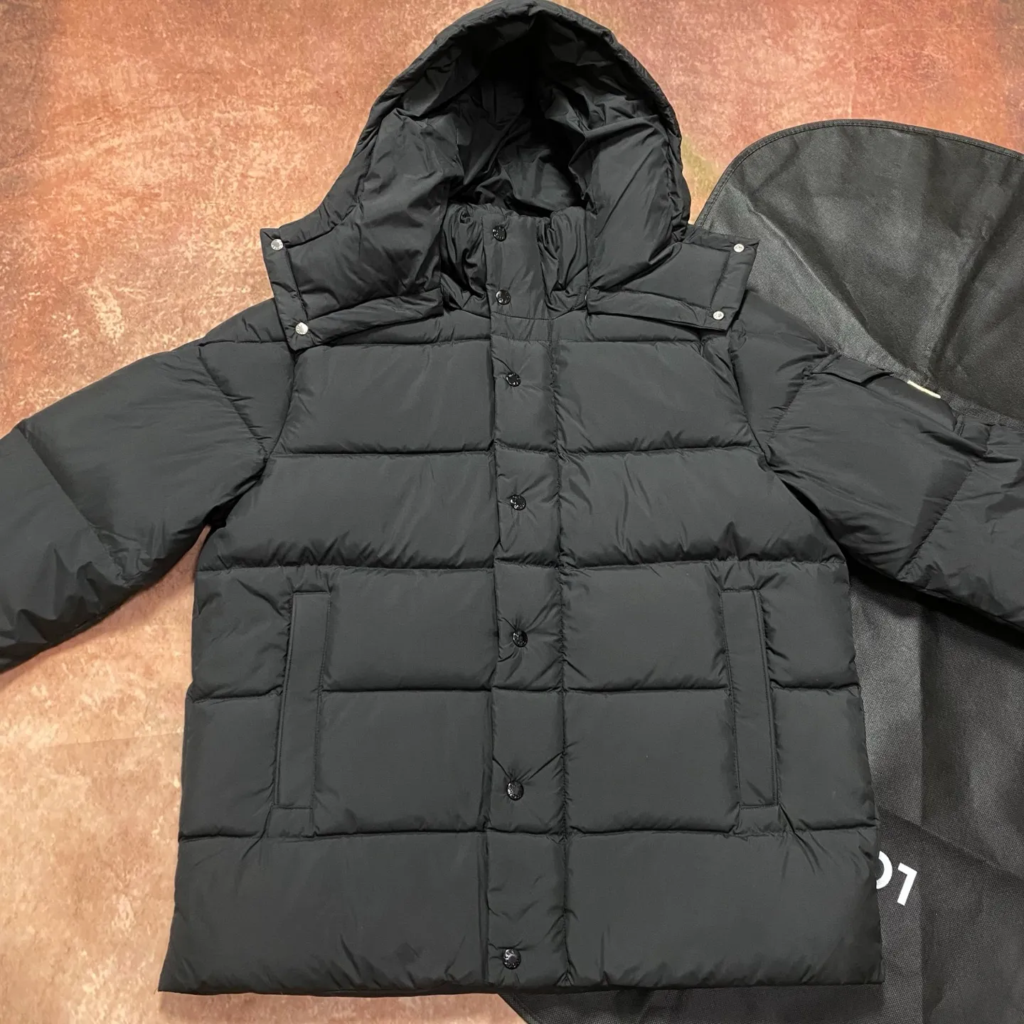 P860 Moncler 24ss matte matte Mayan goose down jacket. This Vezere short down jacket is a basic warm item that highlights Moner's style characteristics. The Vezere down jacket is made from longue saison fabric, which is both lightweight and warm. This short down jacket features a hood that can be easily removed depending on the weather. The jacket silhouette and sleeve patch pockets pay homage to the iconic Moner Maya down jacket. ·Made of longue saison fabric·Lon lé ger brillant lining filled with 90% goose down Detachable and adjustable hood with zipper and snap-fastening zippered pockets Patch pockets on sleeves·Adjustable cuffs·Drawstring hem Unisex Sizes: 1-5
