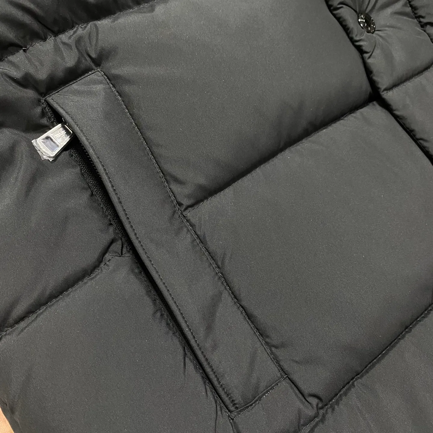 P860 Moncler 24ss matte matte Mayan goose down jacket. This Vezere short down jacket is a basic warm item that highlights Moner's style characteristics. The Vezere down jacket is made from longue saison fabric, which is both lightweight and warm. This short down jacket features a hood that can be easily removed depending on the weather. The jacket silhouette and sleeve patch pockets pay homage to the iconic Moner Maya down jacket. ·Made of longue saison fabric·Lon lé ger brillant lining filled with 90% goose down Detachable and adjustable hood with zipper and snap-fastening zippered pockets Patch pockets on sleeves·Adjustable cuffs·Drawstring hem Unisex Sizes: 1-5