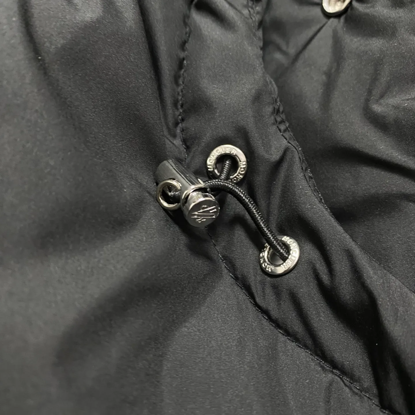 P860 Moncler 24ss matte matte Mayan goose down jacket. This Vezere short down jacket is a basic warm item that highlights Moner's style characteristics. The Vezere down jacket is made from longue saison fabric, which is both lightweight and warm. This short down jacket features a hood that can be easily removed depending on the weather. The jacket silhouette and sleeve patch pockets pay homage to the iconic Moner Maya down jacket. ·Made of longue saison fabric·Lon lé ger brillant lining filled with 90% goose down Detachable and adjustable hood with zipper and snap-fastening zippered pockets Patch pockets on sleeves·Adjustable cuffs·Drawstring hem Unisex Sizes: 1-5
