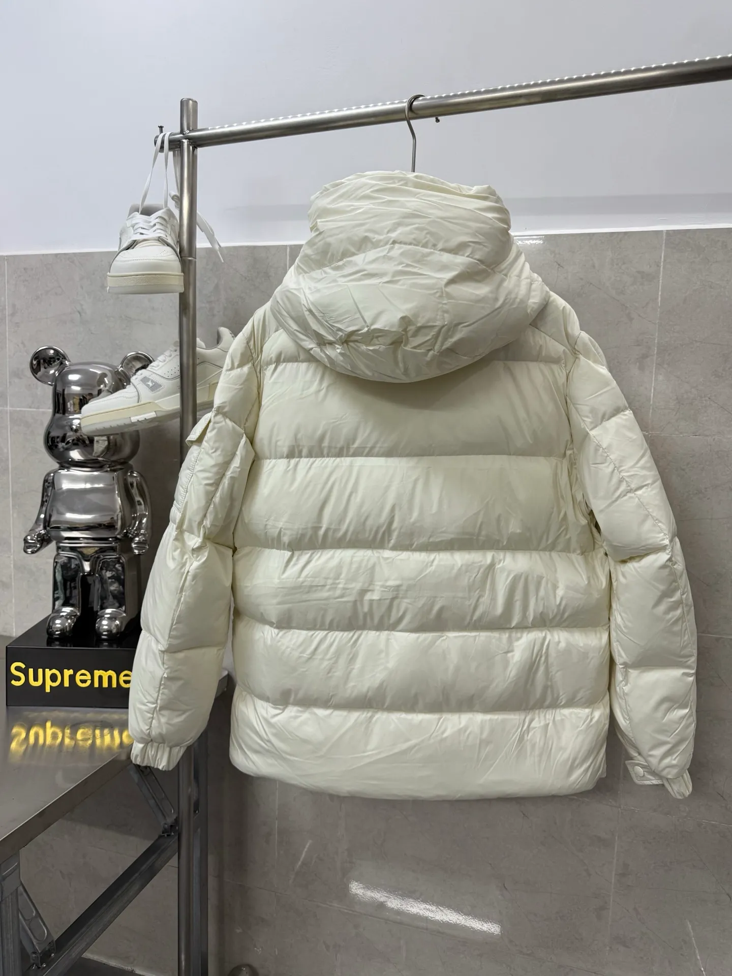 P820 ​​Moncler Mouth Matte Maya Short Down Jacket This short parka down jacket is made of longueSaion fabric. The garment is full of functional details to ensure warmth and care. Features removable hood, zip pockets, adjustable cuffs, and snap-zip flap fly. Logo embellished sleeves. It adds a unique touch to the overall shape while significantly improving the protective performance. Color: black, white, off-white, pearl white, pink. Size: 12345