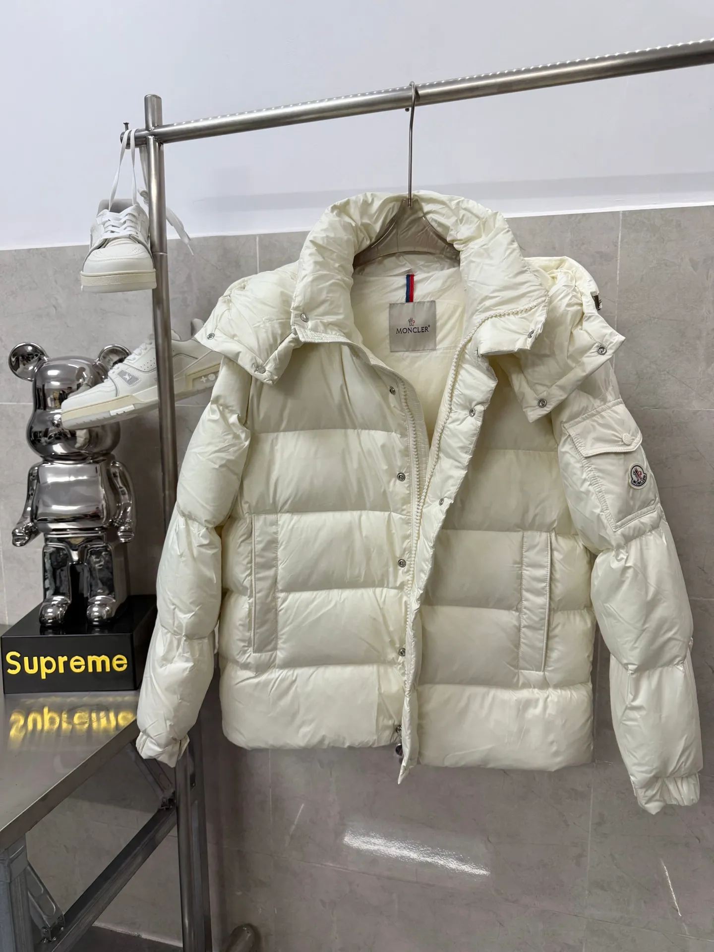 P820 ​​Moncler Mouth Matte Maya Short Down Jacket This short parka down jacket is made of longueSaion fabric. The garment is full of functional details to ensure warmth and care. Features removable hood, zip pockets, adjustable cuffs, and snap-zip flap fly. Logo embellished sleeves. It adds a unique touch to the overall shape while significantly improving the protective performance. Color: black, white, off-white, pearl white, pink. Size: 12345