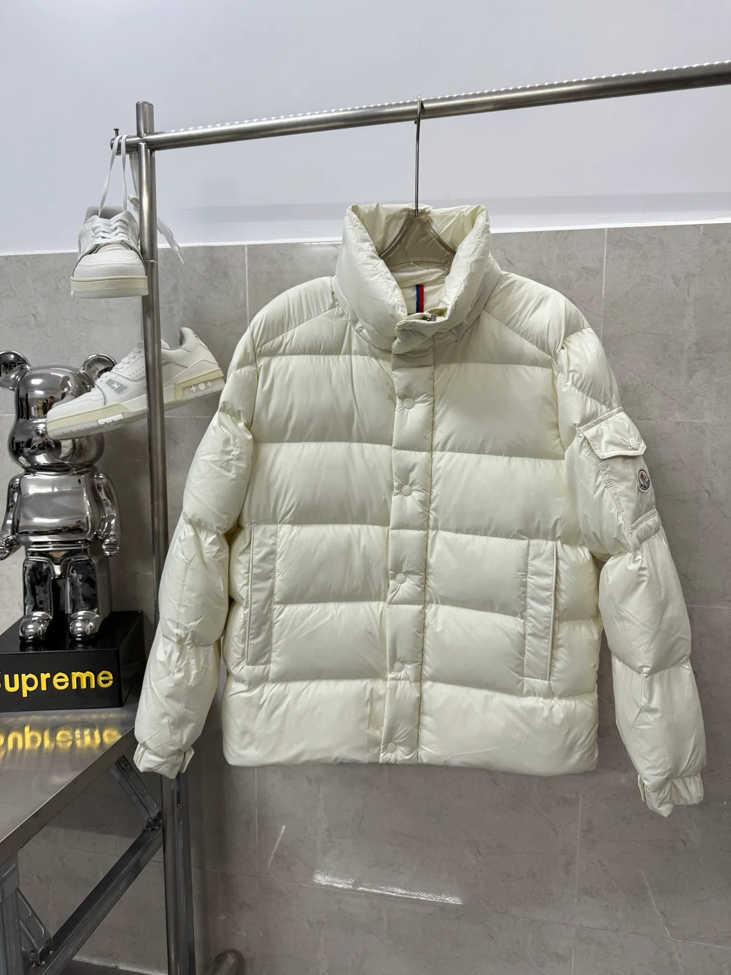 P820 ​​Moncler Mouth Matte Maya Short Down Jacket This short parka down jacket is made of longueSaion fabric. The garment is full of functional details to ensure warmth and care. Features removable hood, zip pockets, adjustable cuffs, and snap-zip flap fly. Logo embellished sleeves. It adds a unique touch to the overall shape while significantly improving the protective performance. Color: black, white, off-white, pearl white, pink. Size: 12345