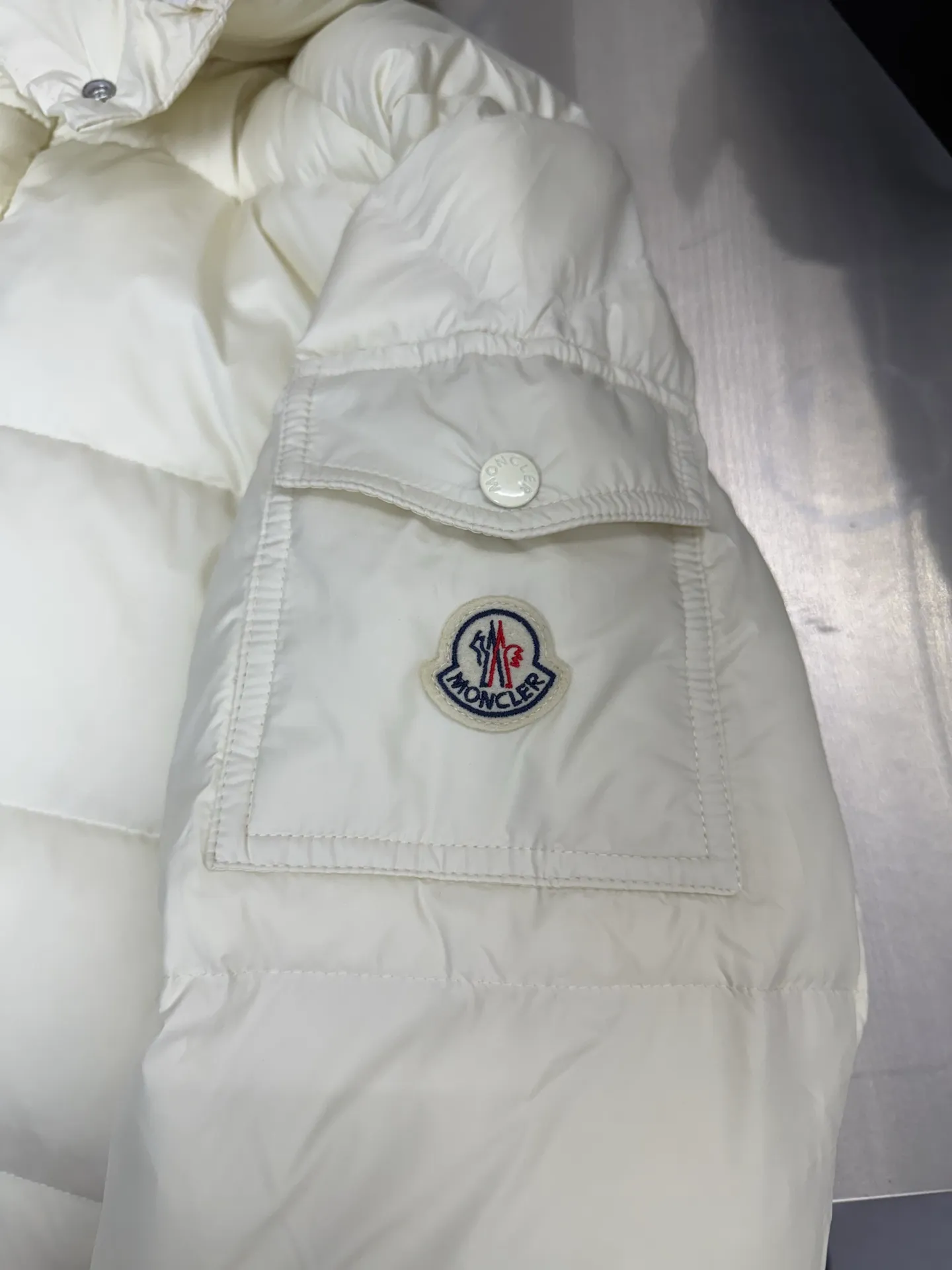P820 ​​Moncler Mouth Matte Maya Short Down Jacket This short parka down jacket is made of longueSaion fabric. The garment is full of functional details to ensure warmth and care. Features removable hood, zip pockets, adjustable cuffs, and snap-zip flap fly. Logo embellished sleeves. It adds a unique touch to the overall shape while significantly improving the protective performance. Color: black, white, off-white, pearl white, pink. Size: 12345