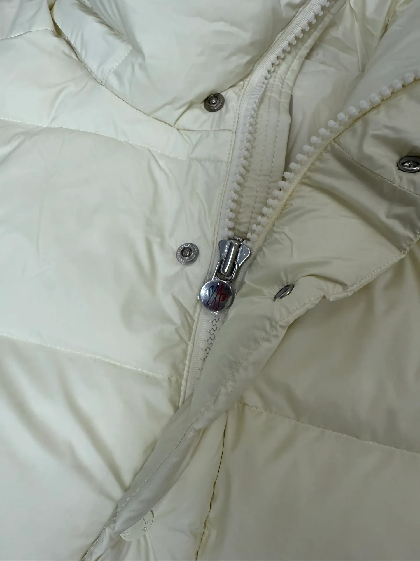 P820 ​​Moncler Mouth Matte Maya Short Down Jacket This short parka down jacket is made of longueSaion fabric. The garment is full of functional details to ensure warmth and care. Features removable hood, zip pockets, adjustable cuffs, and snap-zip flap fly. Logo embellished sleeves. It adds a unique touch to the overall shape while significantly improving the protective performance. Color: black, white, off-white, pearl white, pink. Size: 12345