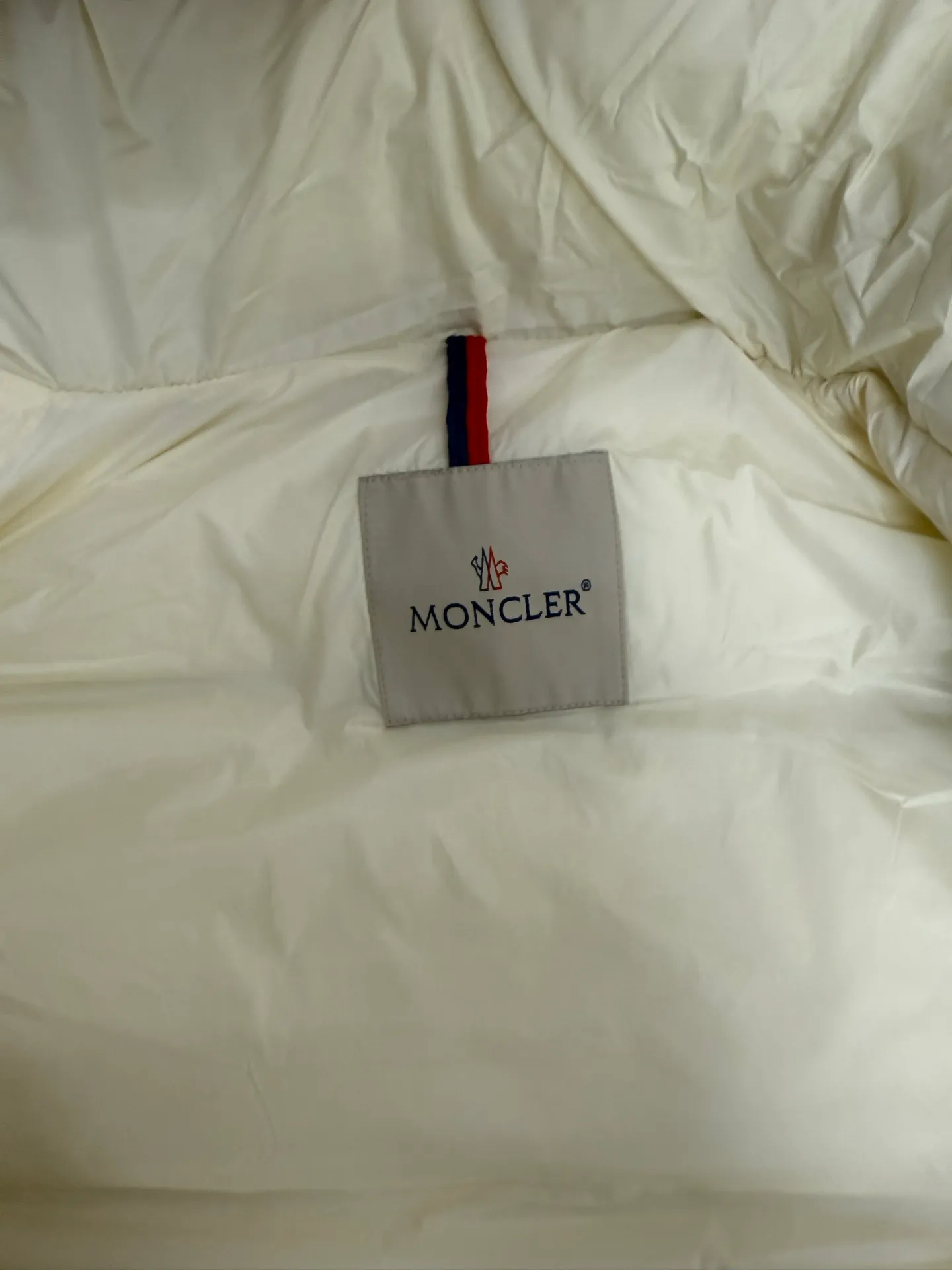 P820 ​​Moncler Mouth Matte Maya Short Down Jacket This short parka down jacket is made of longueSaion fabric. The garment is full of functional details to ensure warmth and care. Features removable hood, zip pockets, adjustable cuffs, and snap-zip flap fly. Logo embellished sleeves. It adds a unique touch to the overall shape while significantly improving the protective performance. Color: black, white, off-white, pearl white, pink. Size: 12345