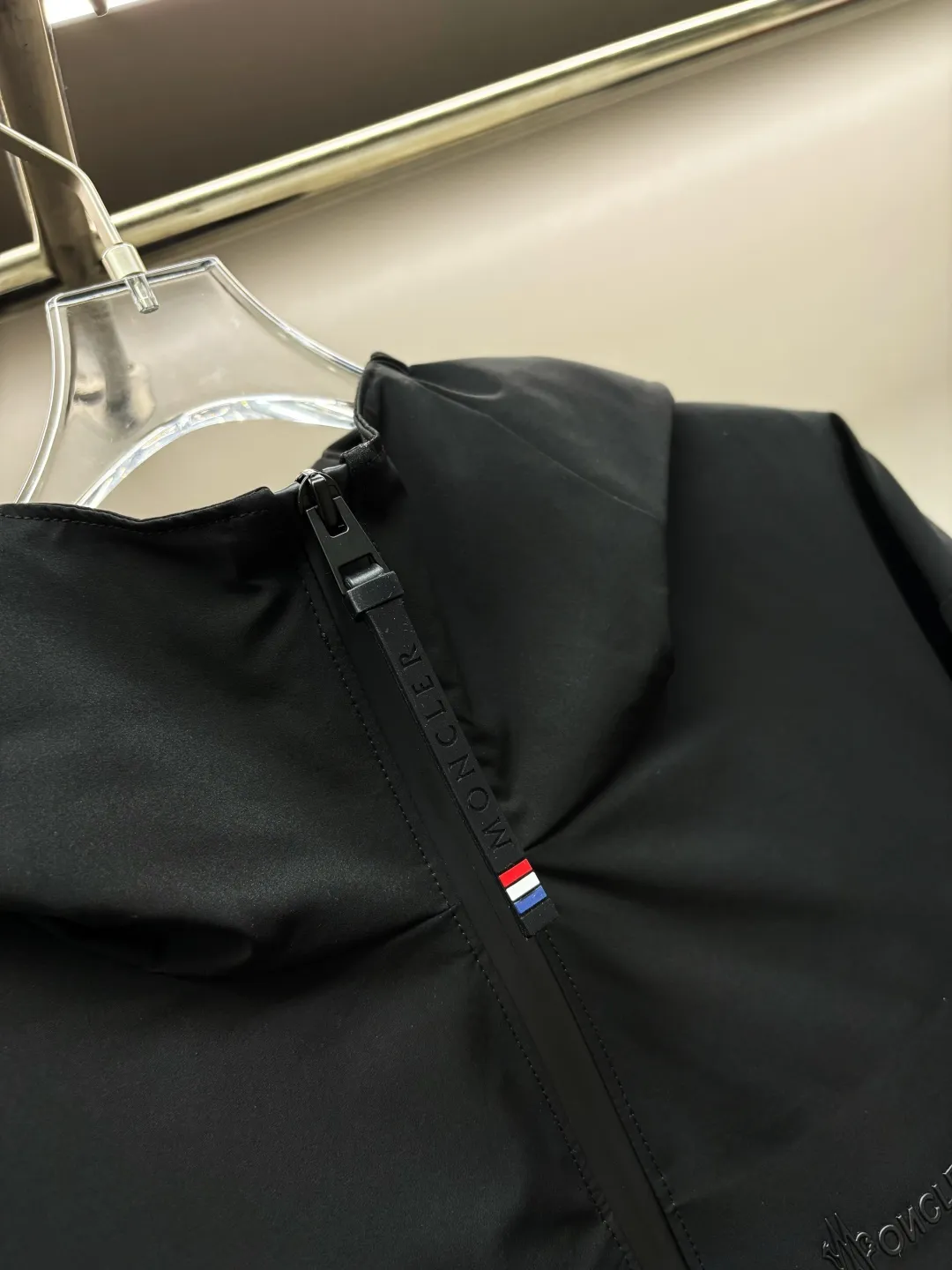 P720 Moncler functional hooded outdoor thin cotton jacket. Hong Kong trading company channel order, high-end OEM factory shipment. It was only after buying it from Italy's top luxury brand Mon.. e that I realized how high-end it is! Dare to compete with any brand of jacket on the market, this is the pinnacle! Impeccable quality presented to perfection. It's full and thick, but it's light and comfortable to wear, making it extremely comfortable and stress-free. It also ensures its warmth and cold resistance! Customized and functional splash-proof fabrics for customers, rich in luster, soft in color, crisp and stylish. Stand collar hooded, from design to fabric to functionality, all reflect the brand's unique vision and intention, regardless of cost, just to present good clothes to those who know how to appreciate them. Three-dimensional tailoring does not look bulky, creating a neat and capable temperament. Wear elegance in a simple way, especially in the cold winter, let the clothes with artisan details breathe. The royal and aristocratic styles follow you as if they were tailor-made, and the original hardware is customized for customers. Size: 48, 50, 52, 54, 56