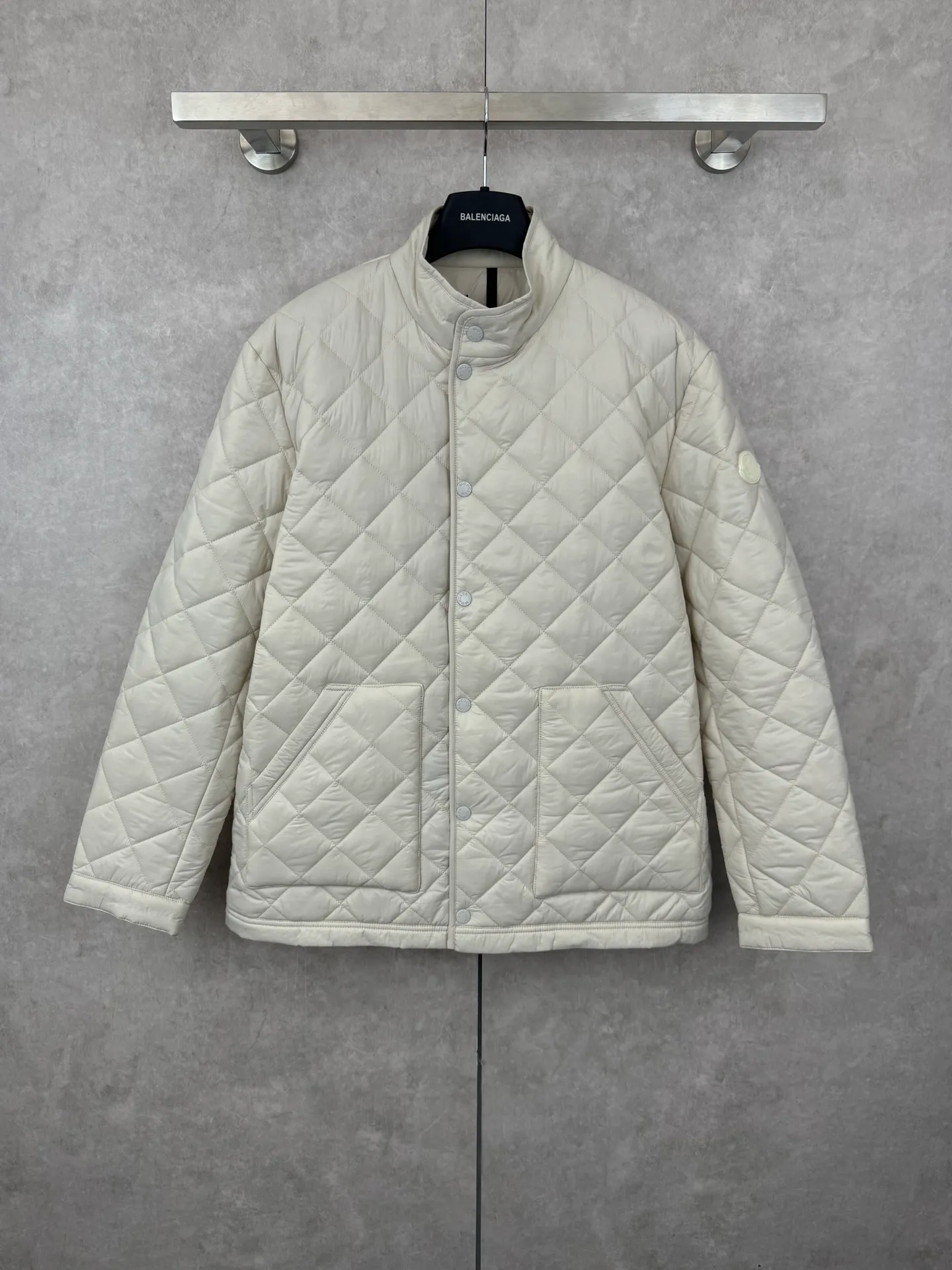 P690 moncler 25SS new Oise short diagonal cotton jacket SIZE 1/2/3/4 This jacket is made of Airsoft fabric, easily showing off its exquisite style. This protective fabric is lightweight, soft and resistant to rain damage. Four-button and zipper opening and closing design, the sleeves are decorated with Mengjia's classic silicone armbands, the style is novel and unique, the upper body is super comfortable and handsome, highly recommended! Color: blue beige