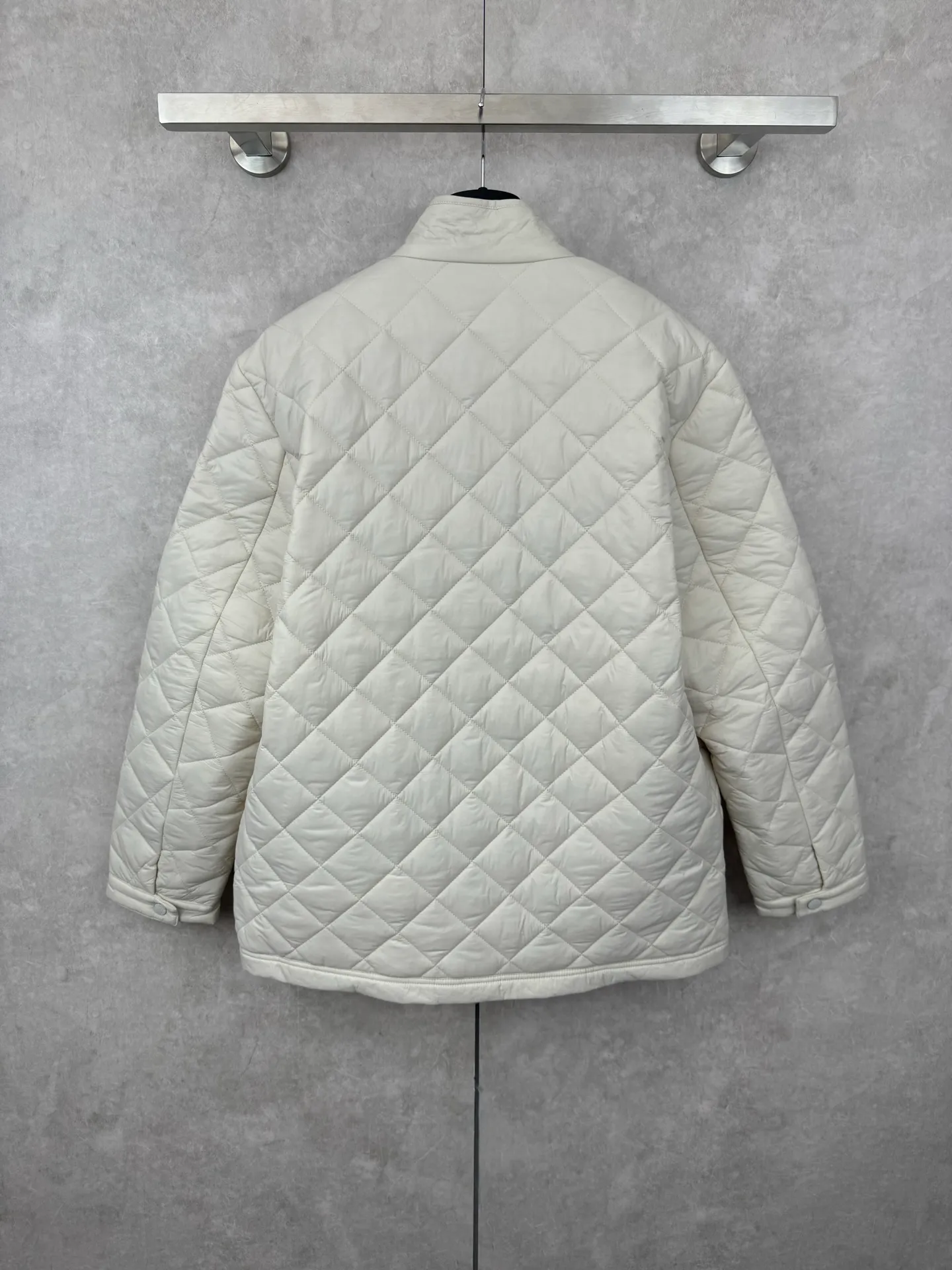 P690 moncler 25SS new Oise short diagonal cotton jacket SIZE 1/2/3/4 This jacket is made of Airsoft fabric, easily showing off its exquisite style. This protective fabric is lightweight, soft and resistant to rain damage. Four-button and zipper opening and closing design, the sleeves are decorated with Mengjia's classic silicone armbands, the style is novel and unique, the upper body is super comfortable and handsome, highly recommended! Color: blue beige