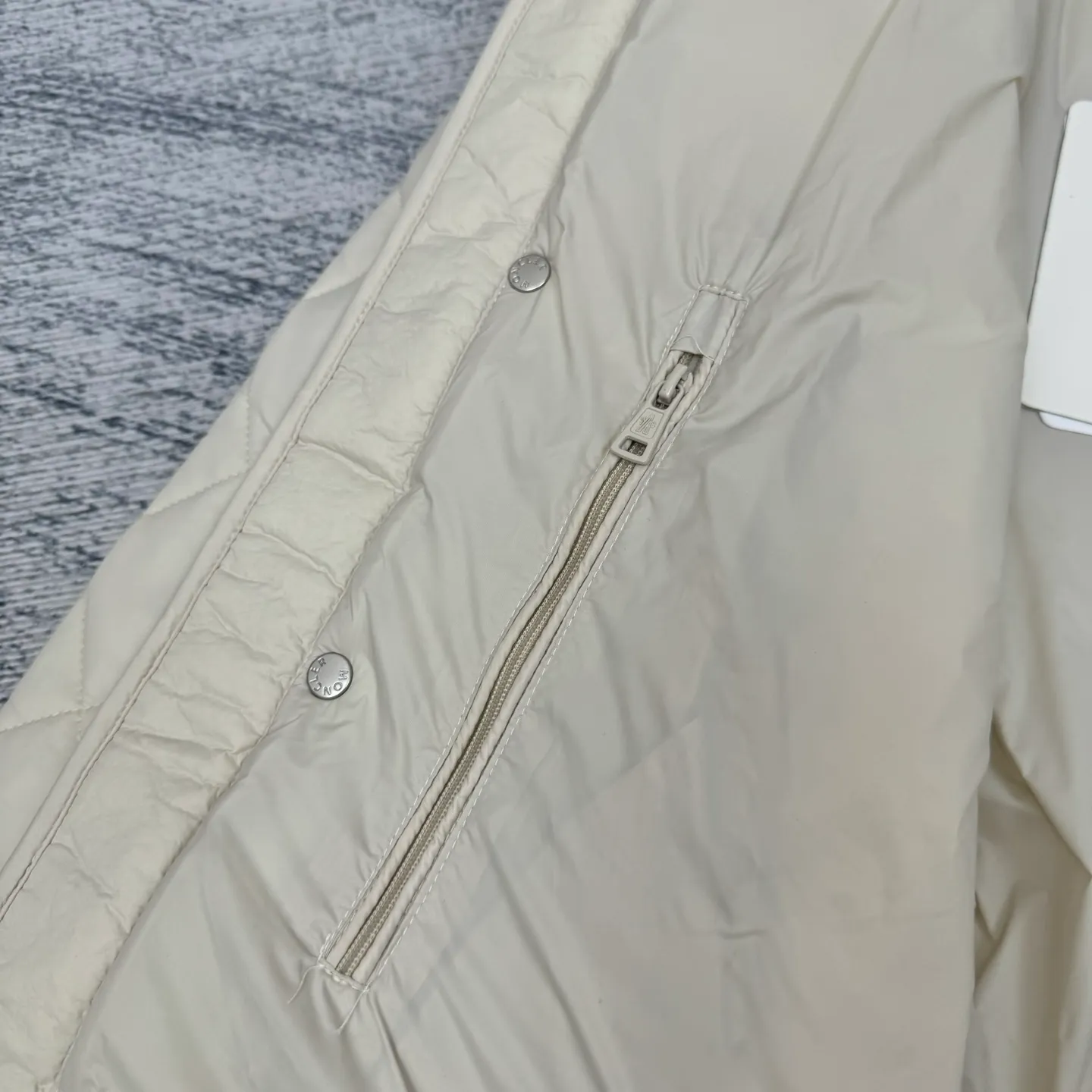 P690 moncler 25SS new Oise short diagonal cotton jacket SIZE 1/2/3/4 This jacket is made of Airsoft fabric, easily showing off its exquisite style. This protective fabric is lightweight, soft and resistant to rain damage. Four-button and zipper opening and closing design, the sleeves are decorated with Mengjia's classic silicone armbands, the style is novel and unique, the upper body is super comfortable and handsome, highly recommended! Color: blue beige