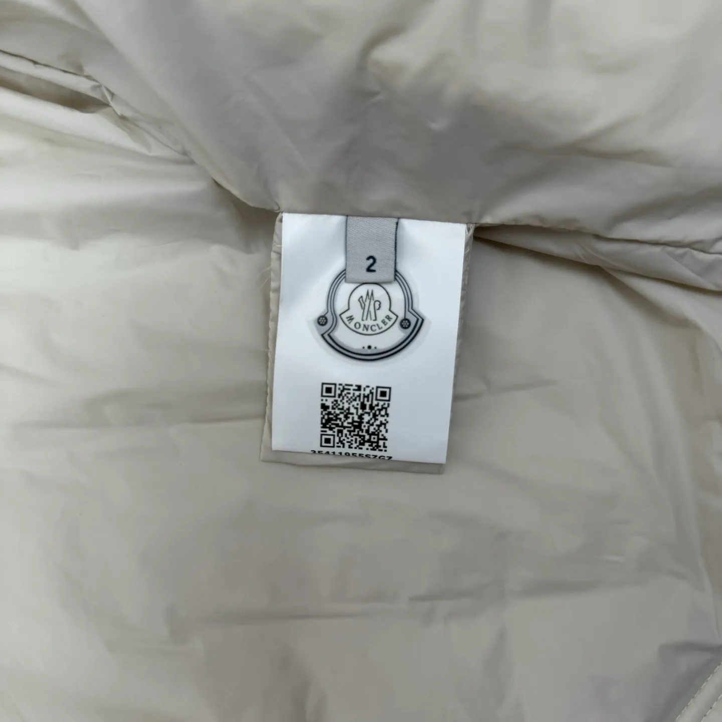P690 moncler 25SS new Oise short diagonal cotton jacket SIZE 1/2/3/4 This jacket is made of Airsoft fabric, easily showing off its exquisite style. This protective fabric is lightweight, soft and resistant to rain damage. Four-button and zipper opening and closing design, the sleeves are decorated with Mengjia's classic silicone armbands, the style is novel and unique, the upper body is super comfortable and handsome, highly recommended! Color: blue beige